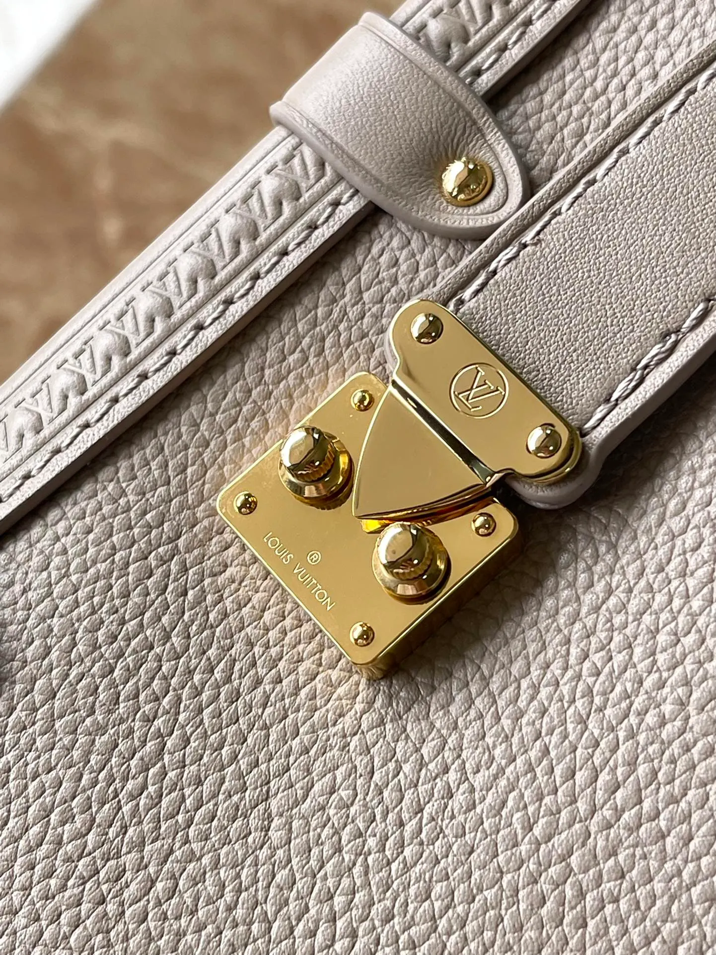 💰1300 (first-grain leather) top original order M25072 elephant gray Founding director Nicolas Ghesqulere pays tribute to the brand’s traditional hard luggage with this elegant Side Trunk medium handbag. The grained cow leather bag features smooth cow leather trim, S-ock buckle and metallic texture with rounded corners. The handle and adjustable shoulder strap are detachable, making it easy to hold, carry on the shoulder or cross-body. Dimensions: 21 × 14 × 6 cm