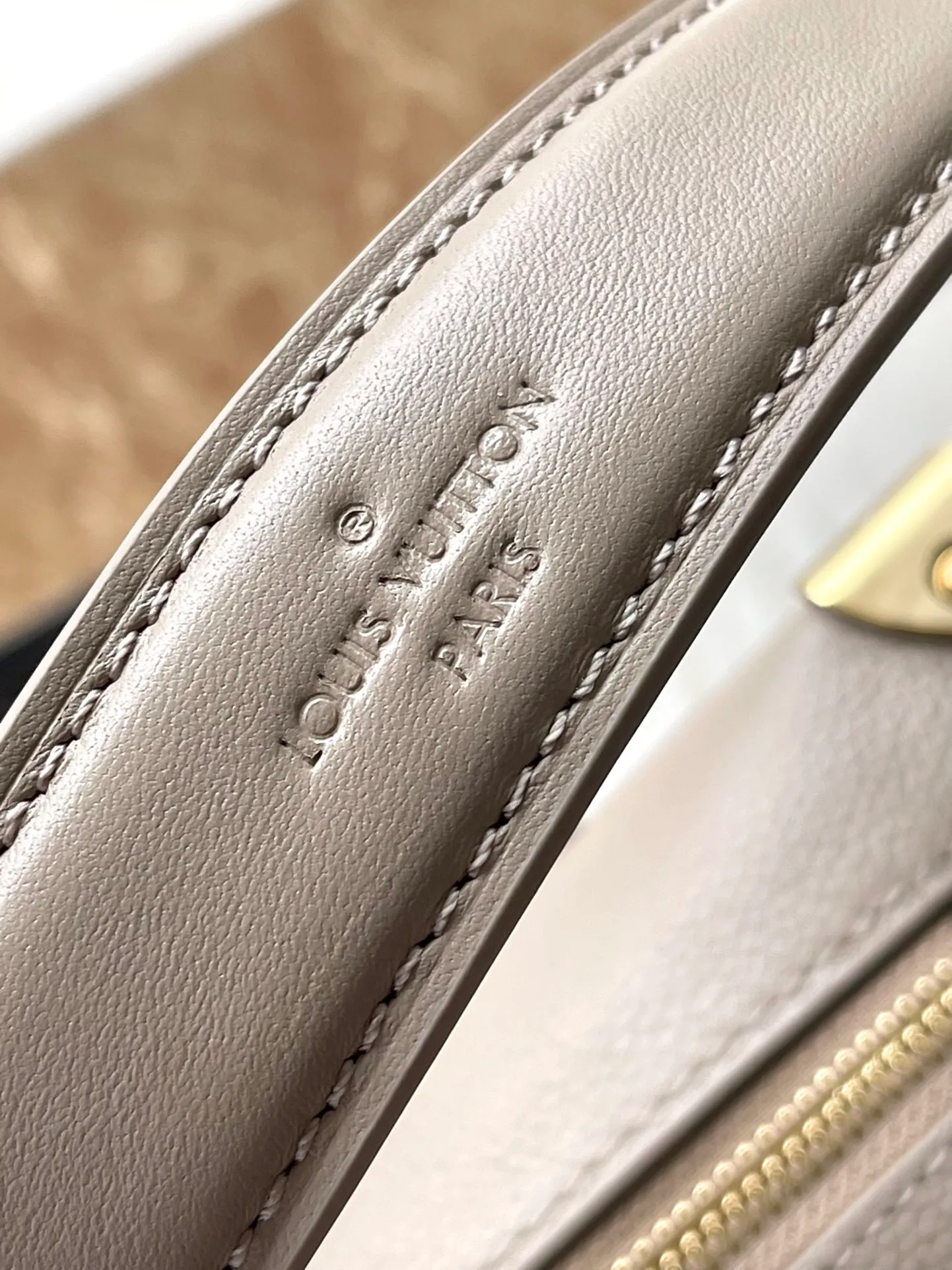 💰1300 (first-grain leather) top original order M25072 elephant gray Founding director Nicolas Ghesqulere pays tribute to the brand’s traditional hard luggage with this elegant Side Trunk medium handbag. The grained cow leather bag features smooth cow leather trim, S-ock buckle and metallic texture with rounded corners. The handle and adjustable shoulder strap are detachable, making it easy to hold, carry on the shoulder or cross-body. Dimensions: 21 × 14 × 6 cm