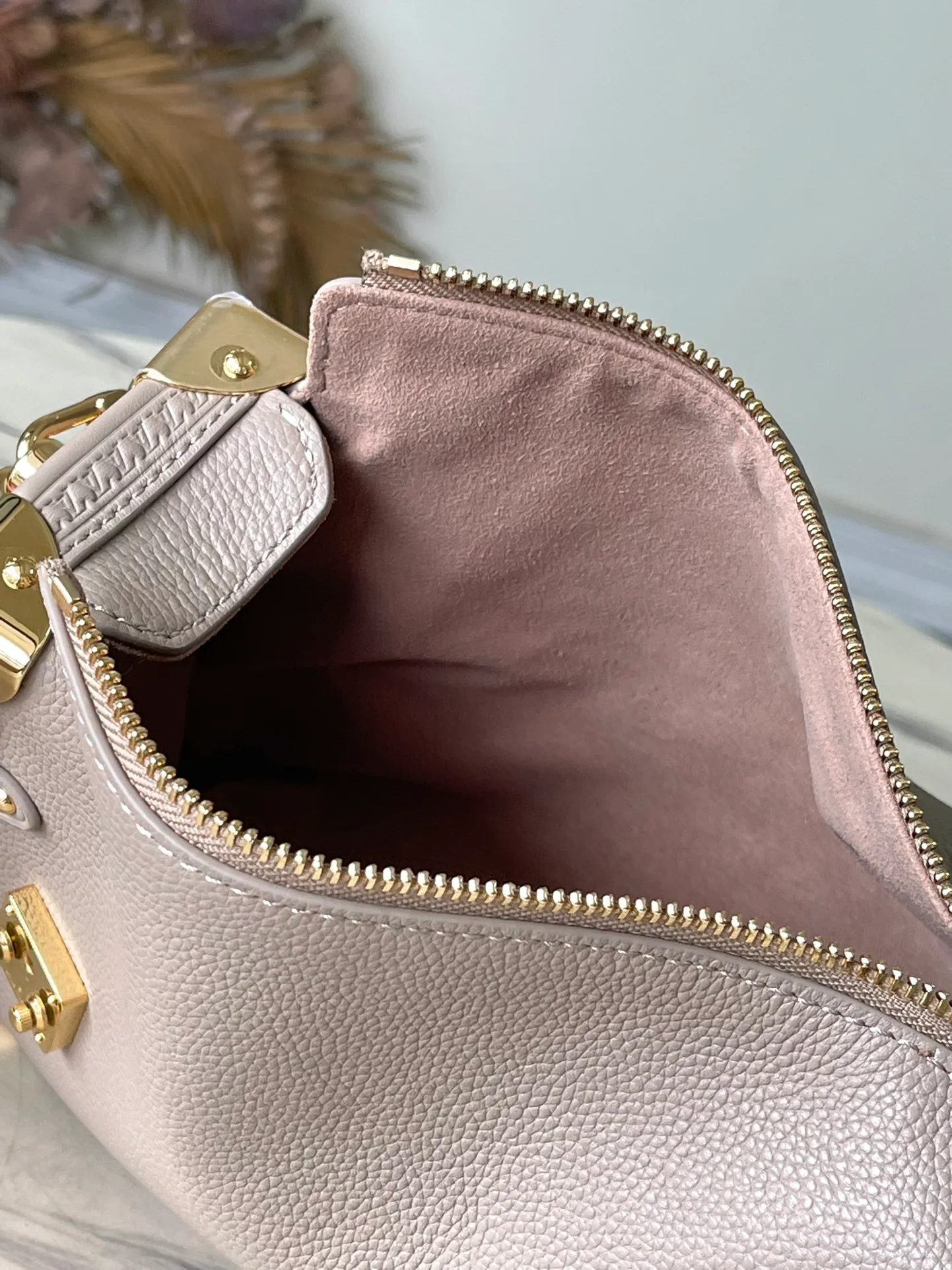 💰1300 (first-grain leather) top original order M25072 elephant gray Founding director Nicolas Ghesqulere pays tribute to the brand’s traditional hard luggage with this elegant Side Trunk medium handbag. The grained cow leather bag features smooth cow leather trim, S-ock buckle and metallic texture with rounded corners. The handle and adjustable shoulder strap are detachable, making it easy to hold, carry on the shoulder or cross-body. Dimensions: 21 × 14 × 6 cm
