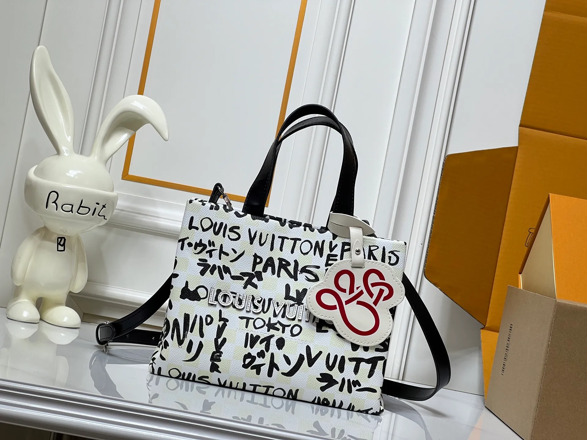Batch 260💰M13940 Black and White Text Khaki Color Check Black Check Presbyopia Orange Black Green Pink PHARREL and NIGO collection's joint series top original order This Shopper medium handbag draws inspiration from Louis Vuitton shopping bags, with the words Louis Vuitton and Maison Fondée En 1854 written on soft cow leather, with a top handle and a detachable shoulder strap. 25x19x11 • Cow leather • Cow leather trim • Textile lining • Metal hardware • Musketon closure • Main compartment • Zip pocket • Double patch pockets • Handles: Double handle