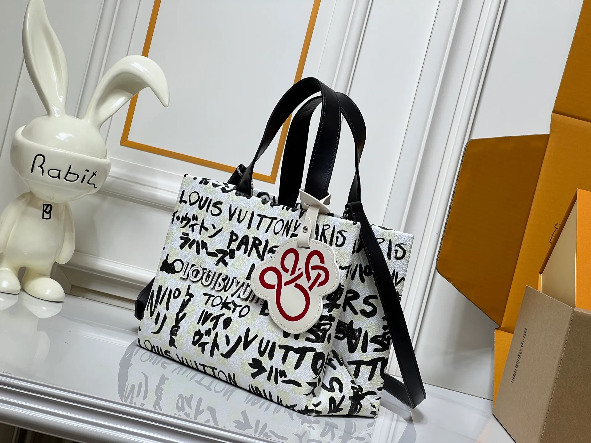 Batch 260💰M13940 Black and White Text Khaki Color Check Black Check Presbyopia Orange Black Green Pink PHARREL and NIGO collection's joint series top original order This Shopper medium handbag draws inspiration from Louis Vuitton shopping bags, with the words Louis Vuitton and Maison Fondée En 1854 written on soft cow leather, with a top handle and a detachable shoulder strap. 25x19x11 • Cow leather • Cow leather trim • Textile lining • Metal hardware • Musketon closure • Main compartment • Zip pocket • Double patch pockets • Handles: Double handle
