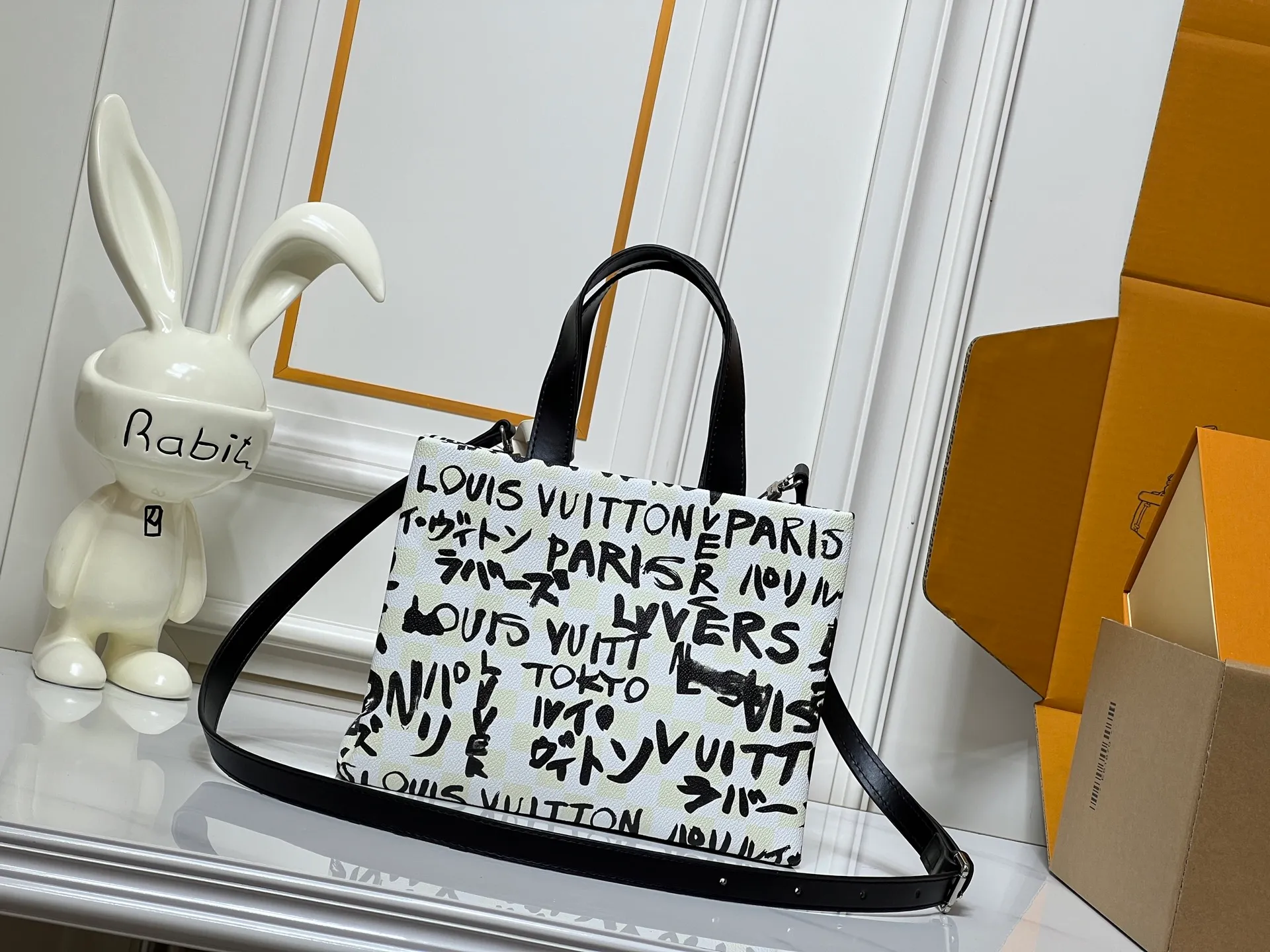 Batch 260💰M13940 Black and White Text Khaki Color Check Black Check Presbyopia Orange Black Green Pink PHARREL and NIGO collection's joint series top original order This Shopper medium handbag draws inspiration from Louis Vuitton shopping bags, with the words Louis Vuitton and Maison Fondée En 1854 written on soft cow leather, with a top handle and a detachable shoulder strap. 25x19x11 • Cow leather • Cow leather trim • Textile lining • Metal hardware • Musketon closure • Main compartment • Zip pocket • Double patch pockets • Handles: Double handle