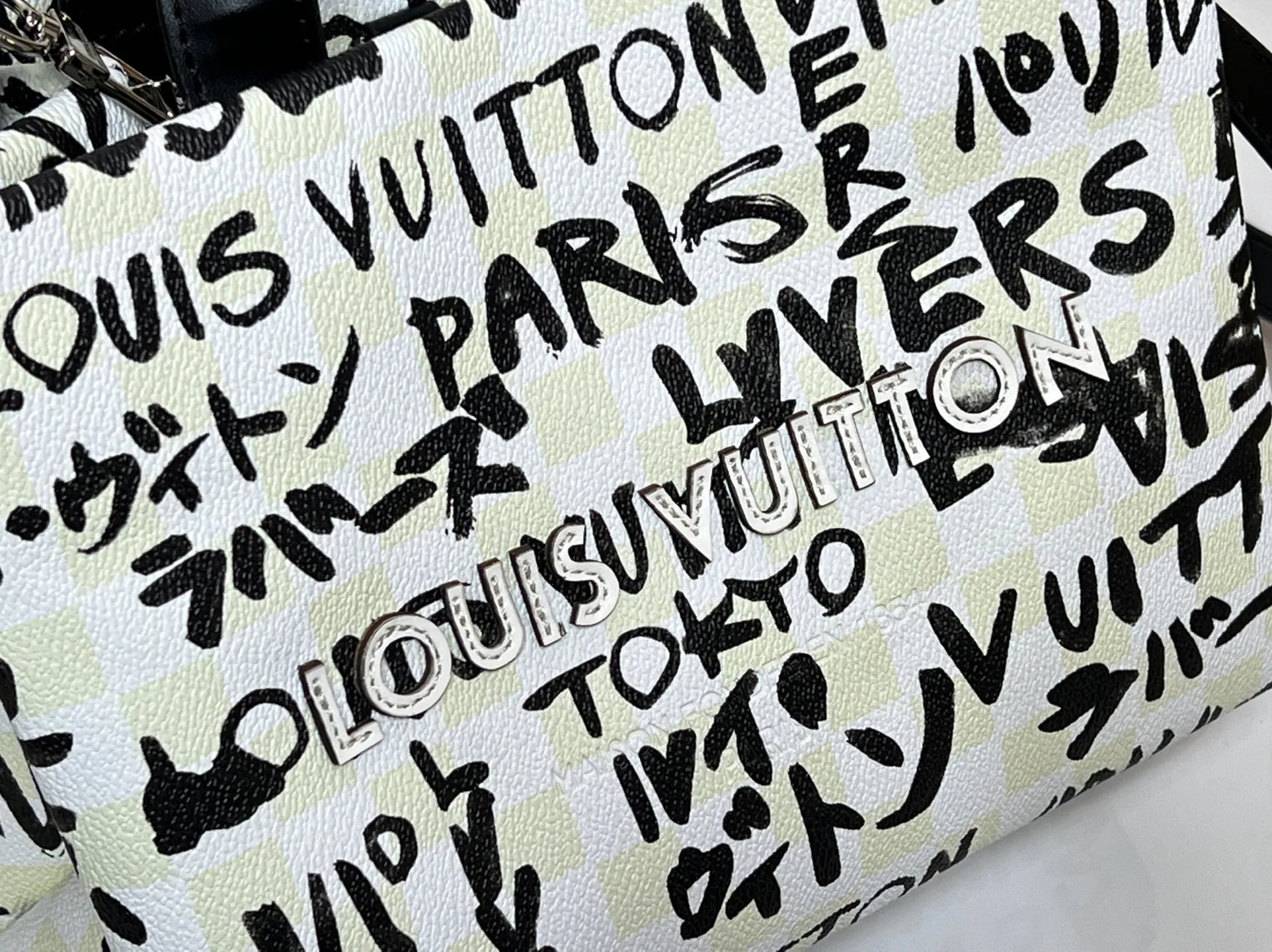 Batch 260💰M13940 Black and White Text Khaki Color Check Black Check Presbyopia Orange Black Green Pink PHARREL and NIGO collection's joint series top original order This Shopper medium handbag draws inspiration from Louis Vuitton shopping bags, with the words Louis Vuitton and Maison Fondée En 1854 written on soft cow leather, with a top handle and a detachable shoulder strap. 25x19x11 • Cow leather • Cow leather trim • Textile lining • Metal hardware • Musketon closure • Main compartment • Zip pocket • Double patch pockets • Handles: Double handle