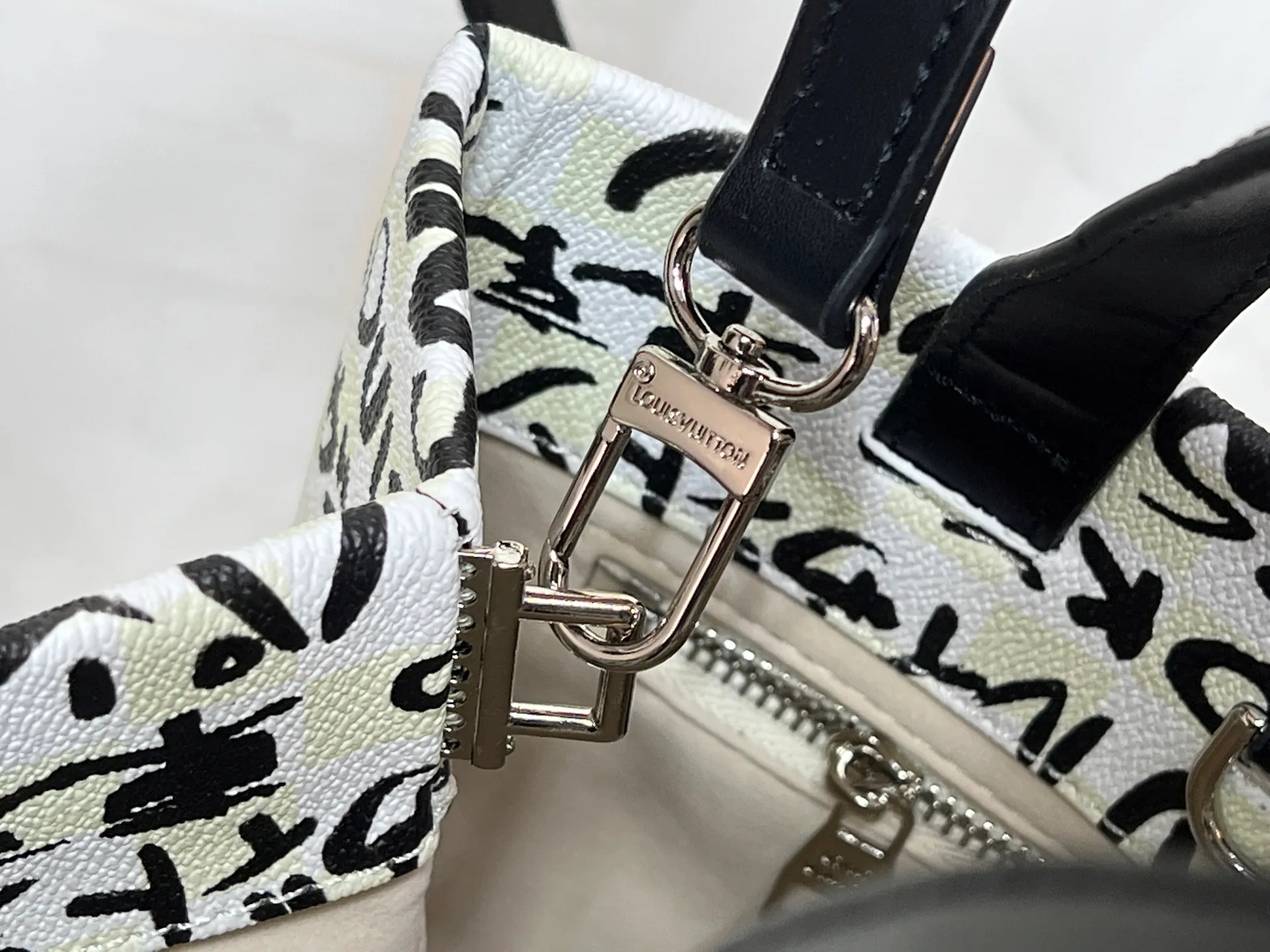 Batch 260💰M13940 Black and White Text Khaki Color Check Black Check Presbyopia Orange Black Green Pink PHARREL and NIGO collection's joint series top original order This Shopper medium handbag draws inspiration from Louis Vuitton shopping bags, with the words Louis Vuitton and Maison Fondée En 1854 written on soft cow leather, with a top handle and a detachable shoulder strap. 25x19x11 • Cow leather • Cow leather trim • Textile lining • Metal hardware • Musketon closure • Main compartment • Zip pocket • Double patch pockets • Handles: Double handle