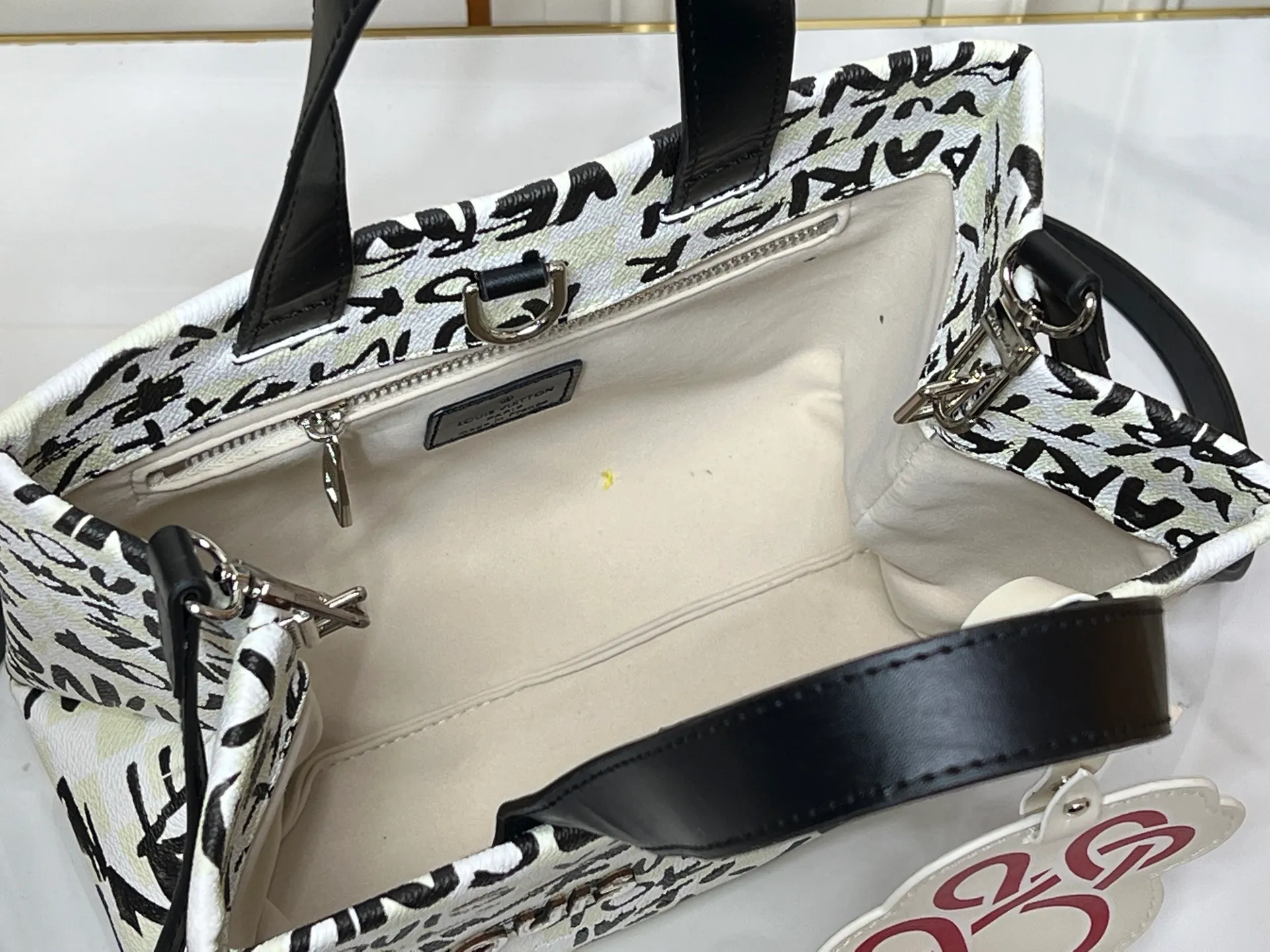 Batch 260💰M13940 Black and White Text Khaki Color Check Black Check Presbyopia Orange Black Green Pink PHARREL and NIGO collection's joint series top original order This Shopper medium handbag draws inspiration from Louis Vuitton shopping bags, with the words Louis Vuitton and Maison Fondée En 1854 written on soft cow leather, with a top handle and a detachable shoulder strap. 25x19x11 • Cow leather • Cow leather trim • Textile lining • Metal hardware • Musketon closure • Main compartment • Zip pocket • Double patch pockets • Handles: Double handle
