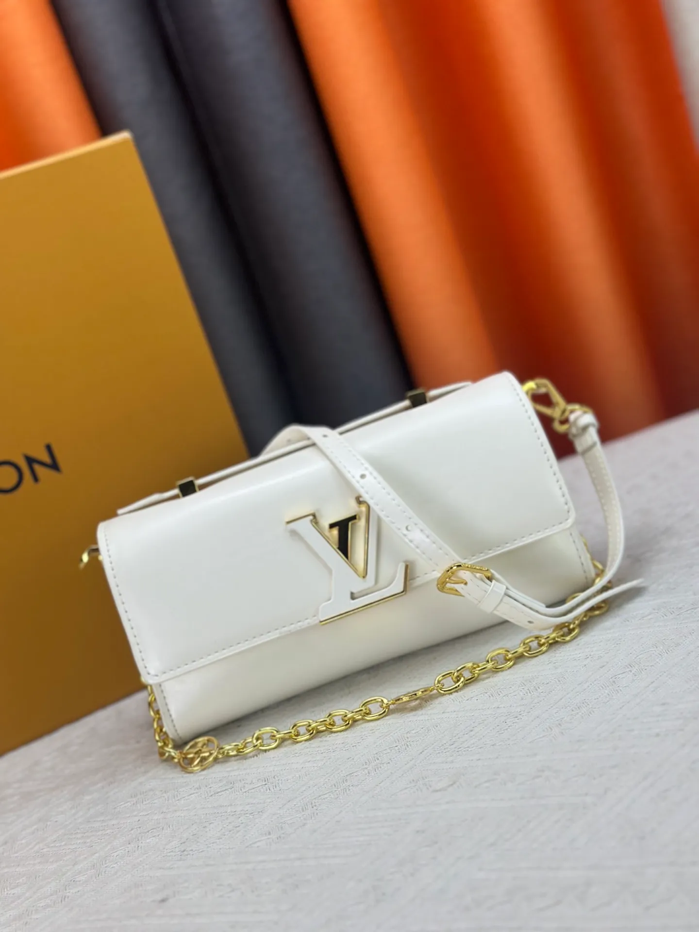 P260 M12143 black M12405 red M12265 white Wallet On Chain Capucines handbag combines exquisite craftsmanship and elegant style. It is embellished with classic LV letters in smooth leather. It is equipped with a detachable metal chain and leather shoulder strap, which can be carried by hand, shoulder or cross-body. The neat interior features Monogram floral magnet fastening, patch pockets, and card compartment.  12 x 4 x 23 cm (H x W x L) Cowhide Leather Trimming Cowhide lining Metal hardware Monogram floral magnetic closure Large main compartment Internal patch pocket with card compartment Shoulder strap: removable, adjustable Half-length strap: 43.0 cm Strap half-length adjustable to: 53.0 cm Chain: Removable Chain half-length: 22.5 cm Handle: Single handle