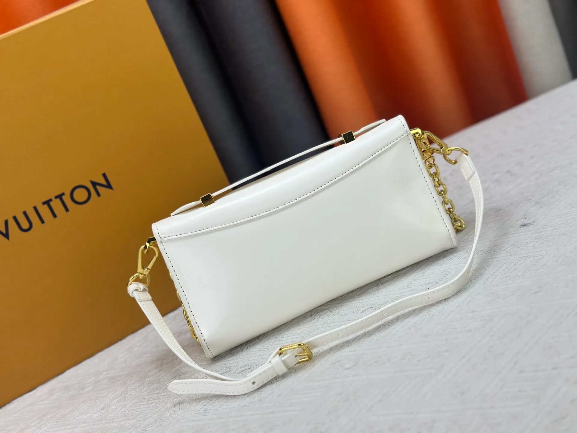 P260 M12143 black M12405 red M12265 white Wallet On Chain Capucines handbag combines exquisite craftsmanship and elegant style. It is embellished with classic LV letters in smooth leather. It is equipped with a detachable metal chain and leather shoulder strap, which can be carried by hand, shoulder or cross-body. The neat interior features Monogram floral magnet fastening, patch pockets, and card compartment.  12 x 4 x 23 cm (H x W x L) Cowhide Leather Trimming Cowhide lining Metal hardware Monogram floral magnetic closure Large main compartment Internal patch pocket with card compartment Shoulder strap: removable, adjustable Half-length strap: 43.0 cm Strap half-length adjustable to: 53.0 cm Chain: Removable Chain half-length: 22.5 cm Handle: Single handle