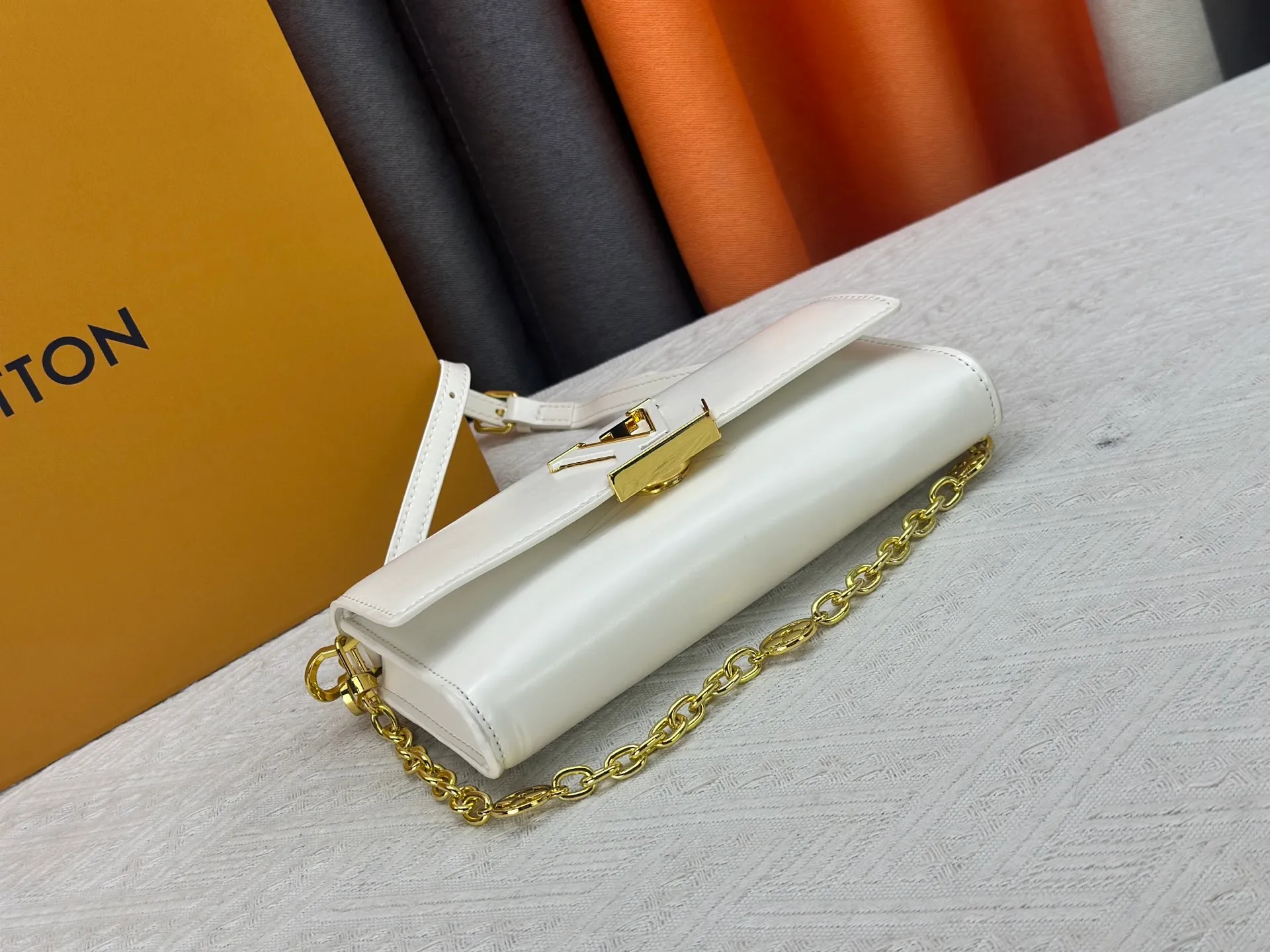 P260 M12143 black M12405 red M12265 white Wallet On Chain Capucines handbag combines exquisite craftsmanship and elegant style. It is embellished with classic LV letters in smooth leather. It is equipped with a detachable metal chain and leather shoulder strap, which can be carried by hand, shoulder or cross-body. The neat interior features Monogram floral magnet fastening, patch pockets, and card compartment.  12 x 4 x 23 cm (H x W x L) Cowhide Leather Trimming Cowhide lining Metal hardware Monogram floral magnetic closure Large main compartment Internal patch pocket with card compartment Shoulder strap: removable, adjustable Half-length strap: 43.0 cm Strap half-length adjustable to: 53.0 cm Chain: Removable Chain half-length: 22.5 cm Handle: Single handle