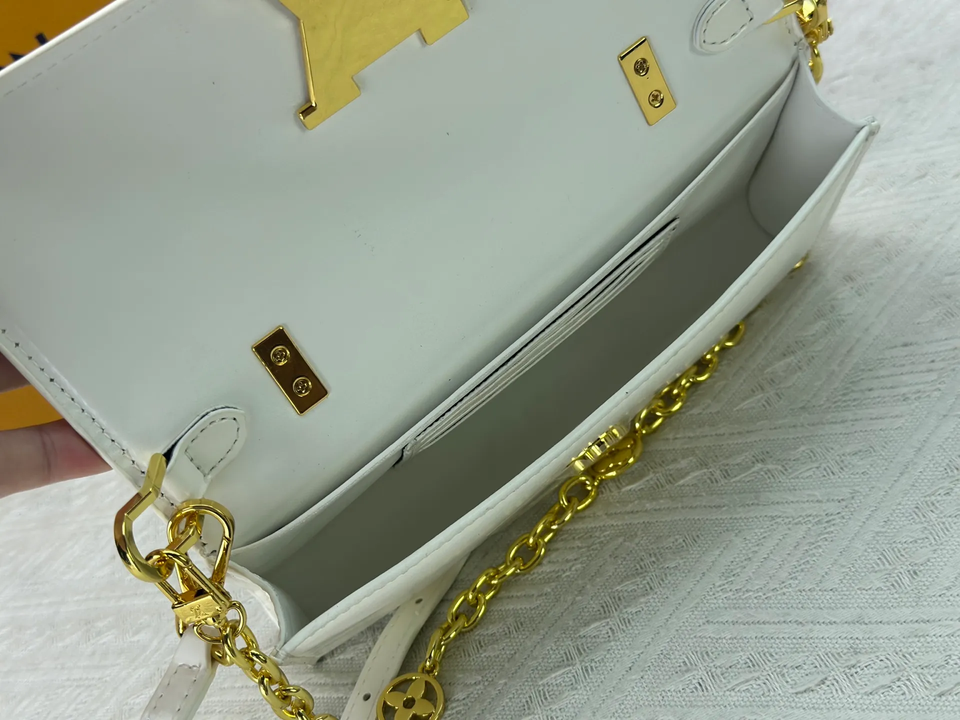 P260 M12143 black M12405 red M12265 white Wallet On Chain Capucines handbag combines exquisite craftsmanship and elegant style. It is embellished with classic LV letters in smooth leather. It is equipped with a detachable metal chain and leather shoulder strap, which can be carried by hand, shoulder or cross-body. The neat interior features Monogram floral magnet fastening, patch pockets, and card compartment.  12 x 4 x 23 cm (H x W x L) Cowhide Leather Trimming Cowhide lining Metal hardware Monogram floral magnetic closure Large main compartment Internal patch pocket with card compartment Shoulder strap: removable, adjustable Half-length strap: 43.0 cm Strap half-length adjustable to: 53.0 cm Chain: Removable Chain half-length: 22.5 cm Handle: Single handle