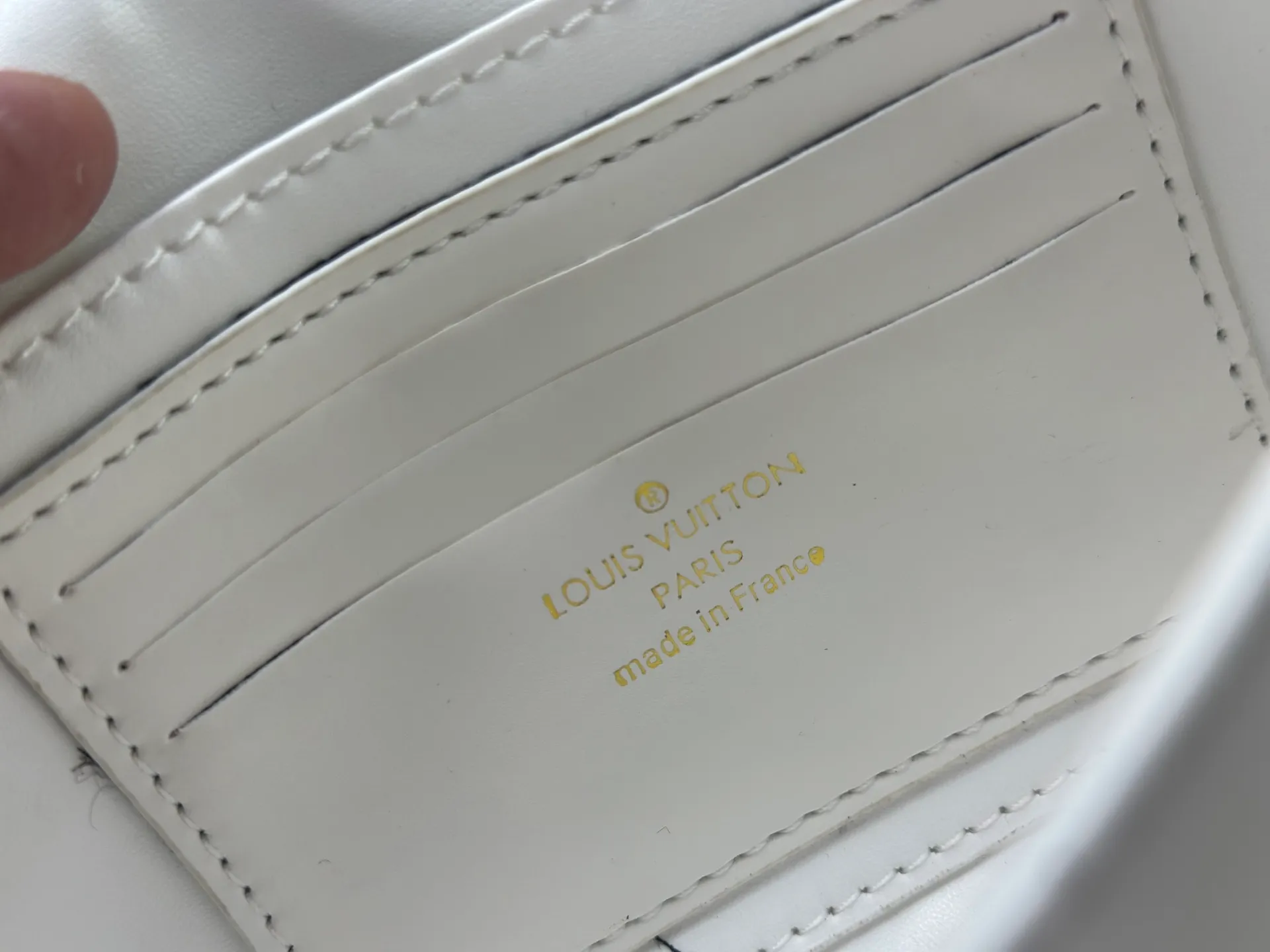P260 M12143 black M12405 red M12265 white Wallet On Chain Capucines handbag combines exquisite craftsmanship and elegant style. It is embellished with classic LV letters in smooth leather. It is equipped with a detachable metal chain and leather shoulder strap, which can be carried by hand, shoulder or cross-body. The neat interior features Monogram floral magnet fastening, patch pockets, and card compartment.  12 x 4 x 23 cm (H x W x L) Cowhide Leather Trimming Cowhide lining Metal hardware Monogram floral magnetic closure Large main compartment Internal patch pocket with card compartment Shoulder strap: removable, adjustable Half-length strap: 43.0 cm Strap half-length adjustable to: 53.0 cm Chain: Removable Chain half-length: 22.5 cm Handle: Single handle