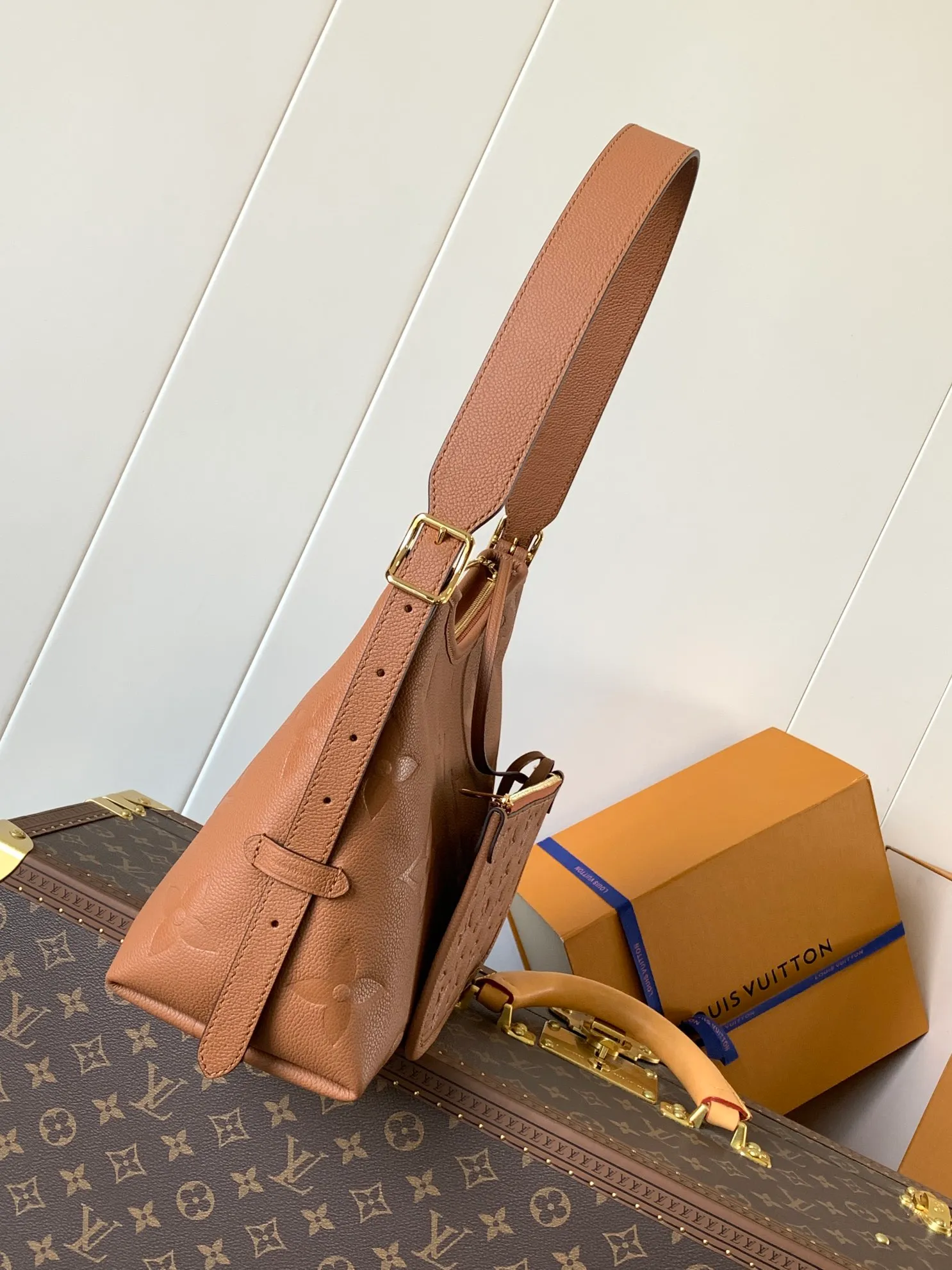 💰1180 (top layer leather) top original order, transcoding chip M14209 pink M46673 light blue M47180 apricot print M46288 black M46293 off-white M46277 apricot M11790 brown This small CarryAll handbag is made of Monogram Empreinte leather, showing the elegant style of the LV Milky Way series. The metal hardware and detachable name tag add to the sophisticated feel, and the interior pockets can safely store valuables. It can be carried by hand or by the shoulder strap to explore more carrying methods.  24 x 12 x 29.5 cm (H x W x L) Embossed grained cowhide Leather trim Textile lining Metal hardware Zip closure Internal slip pocket Internal zipper pocket Removable name tag Holds smartphone, 10" tablet, keys, Zippy wallet and headphones Shoulder strap: removable, adjustable Half-length strap: 32.0 cm Half-length strap adjustable to: 50.0 cm