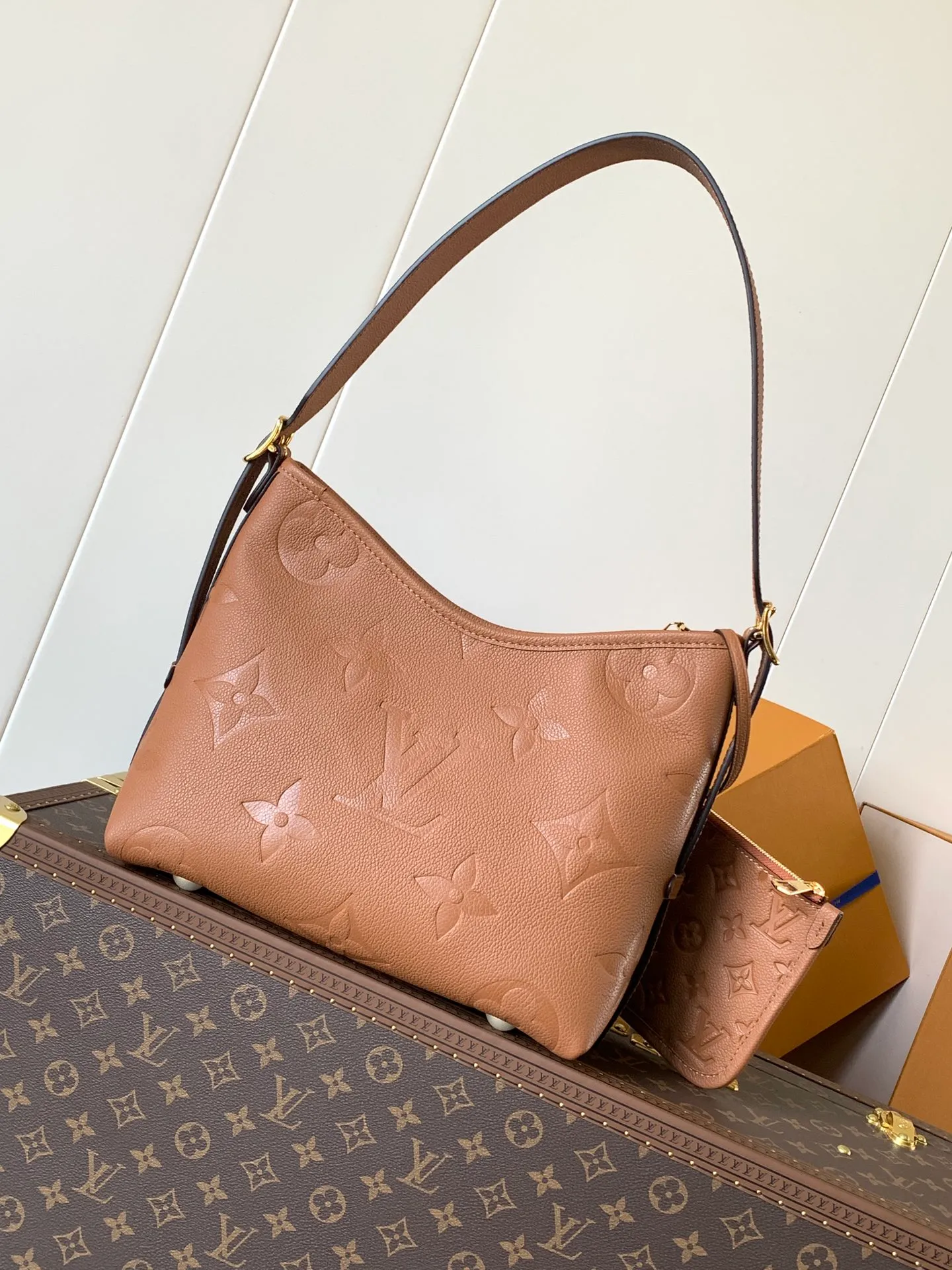 💰1180 (top layer leather) top original order, transcoding chip M14209 pink M46673 light blue M47180 apricot print M46288 black M46293 off-white M46277 apricot M11790 brown This small CarryAll handbag is made of Monogram Empreinte leather, showing the elegant style of the LV Milky Way series. The metal hardware and detachable name tag add to the sophisticated feel, and the interior pockets can safely store valuables. It can be carried by hand or by the shoulder strap to explore more carrying methods.  24 x 12 x 29.5 cm (H x W x L) Embossed grained cowhide Leather trim Textile lining Metal hardware Zip closure Internal slip pocket Internal zipper pocket Removable name tag Holds smartphone, 10" tablet, keys, Zippy wallet and headphones Shoulder strap: removable, adjustable Half-length strap: 32.0 cm Half-length strap adjustable to: 50.0 cm