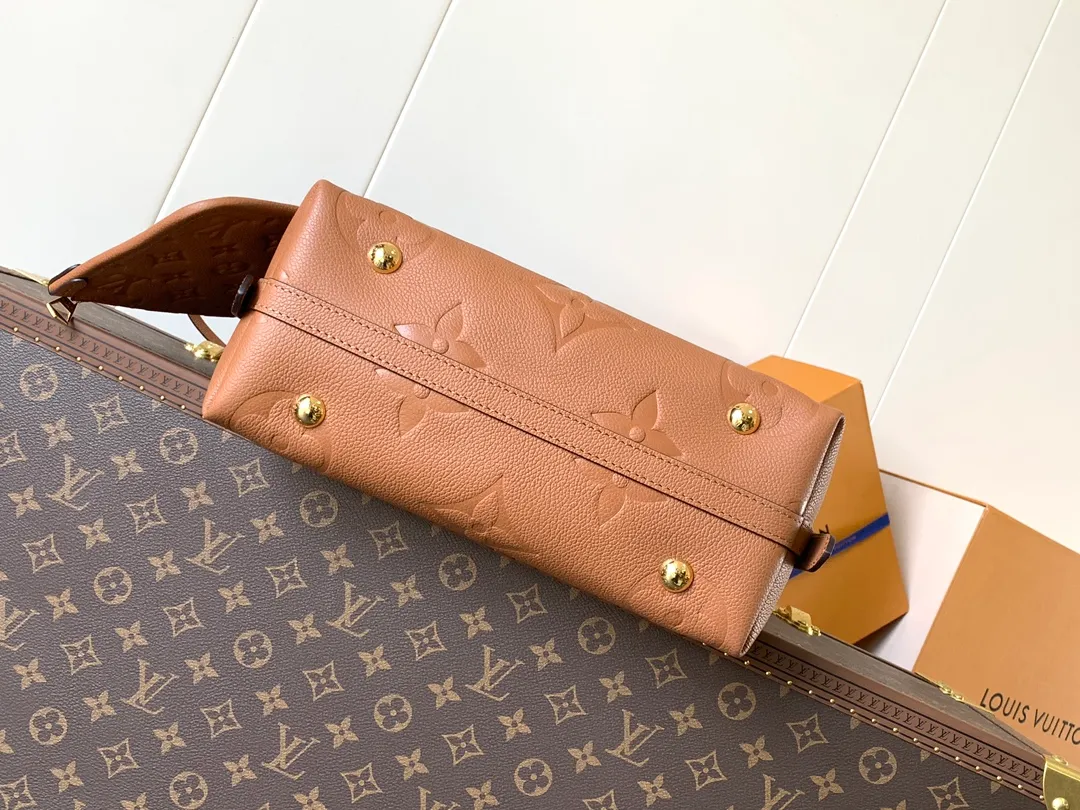 💰1180 (top layer leather) top original order, transcoding chip M14209 pink M46673 light blue M47180 apricot print M46288 black M46293 off-white M46277 apricot M11790 brown This small CarryAll handbag is made of Monogram Empreinte leather, showing the elegant style of the LV Milky Way series. The metal hardware and detachable name tag add to the sophisticated feel, and the interior pockets can safely store valuables. It can be carried by hand or by the shoulder strap to explore more carrying methods.  24 x 12 x 29.5 cm (H x W x L) Embossed grained cowhide Leather trim Textile lining Metal hardware Zip closure Internal slip pocket Internal zipper pocket Removable name tag Holds smartphone, 10" tablet, keys, Zippy wallet and headphones Shoulder strap: removable, adjustable Half-length strap: 32.0 cm Half-length strap adjustable to: 50.0 cm
