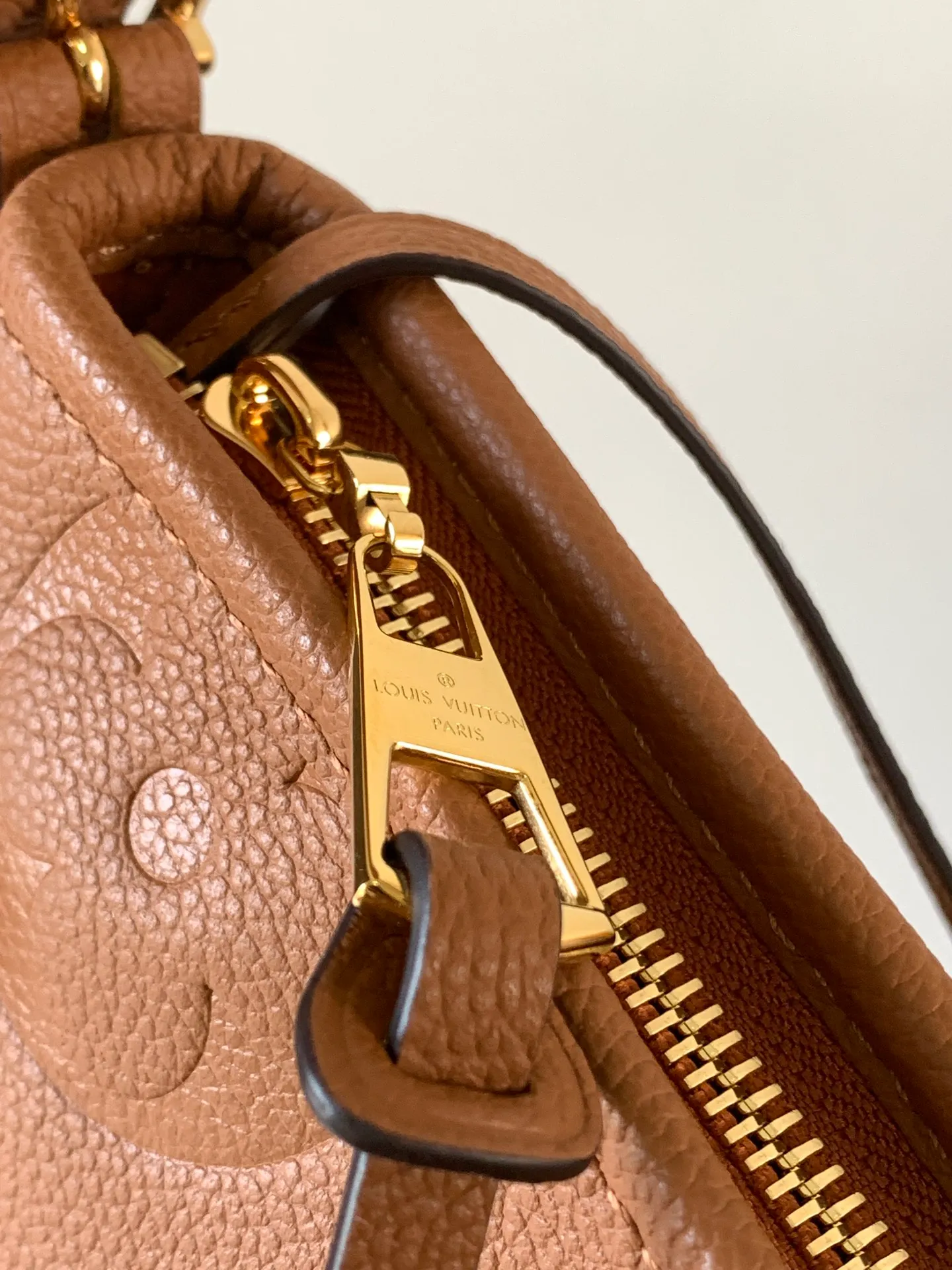 💰1180 (top layer leather) top original order, transcoding chip M14209 pink M46673 light blue M47180 apricot print M46288 black M46293 off-white M46277 apricot M11790 brown This small CarryAll handbag is made of Monogram Empreinte leather, showing the elegant style of the LV Milky Way series. The metal hardware and detachable name tag add to the sophisticated feel, and the interior pockets can safely store valuables. It can be carried by hand or by the shoulder strap to explore more carrying methods.  24 x 12 x 29.5 cm (H x W x L) Embossed grained cowhide Leather trim Textile lining Metal hardware Zip closure Internal slip pocket Internal zipper pocket Removable name tag Holds smartphone, 10" tablet, keys, Zippy wallet and headphones Shoulder strap: removable, adjustable Half-length strap: 32.0 cm Half-length strap adjustable to: 50.0 cm