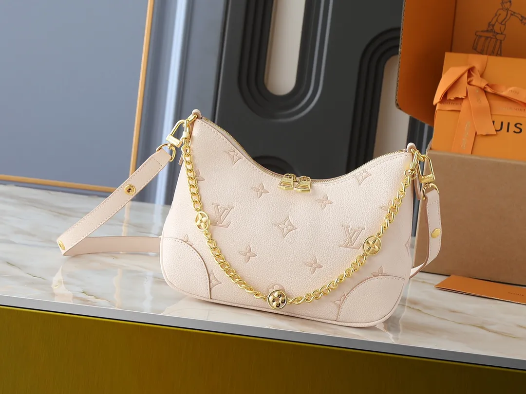 💰260💰Upgraded original M13224 M12930 M45832 M45831 Chain bag croissant series KOREA PRE-LAUNCH handbag This season's Boulogne bag uses Monogram Amprent leather material to reinterpret a symbolic design that can be used in multiple ways. Like existing designs made of canvas, various styles of items can be produced. Internal flat pocket that can store large-sized smartphones. A new version with a braided chain woven with gold hardware that creates a high-class and strong atmosphere. 16 x 9.5 x 29 cm.