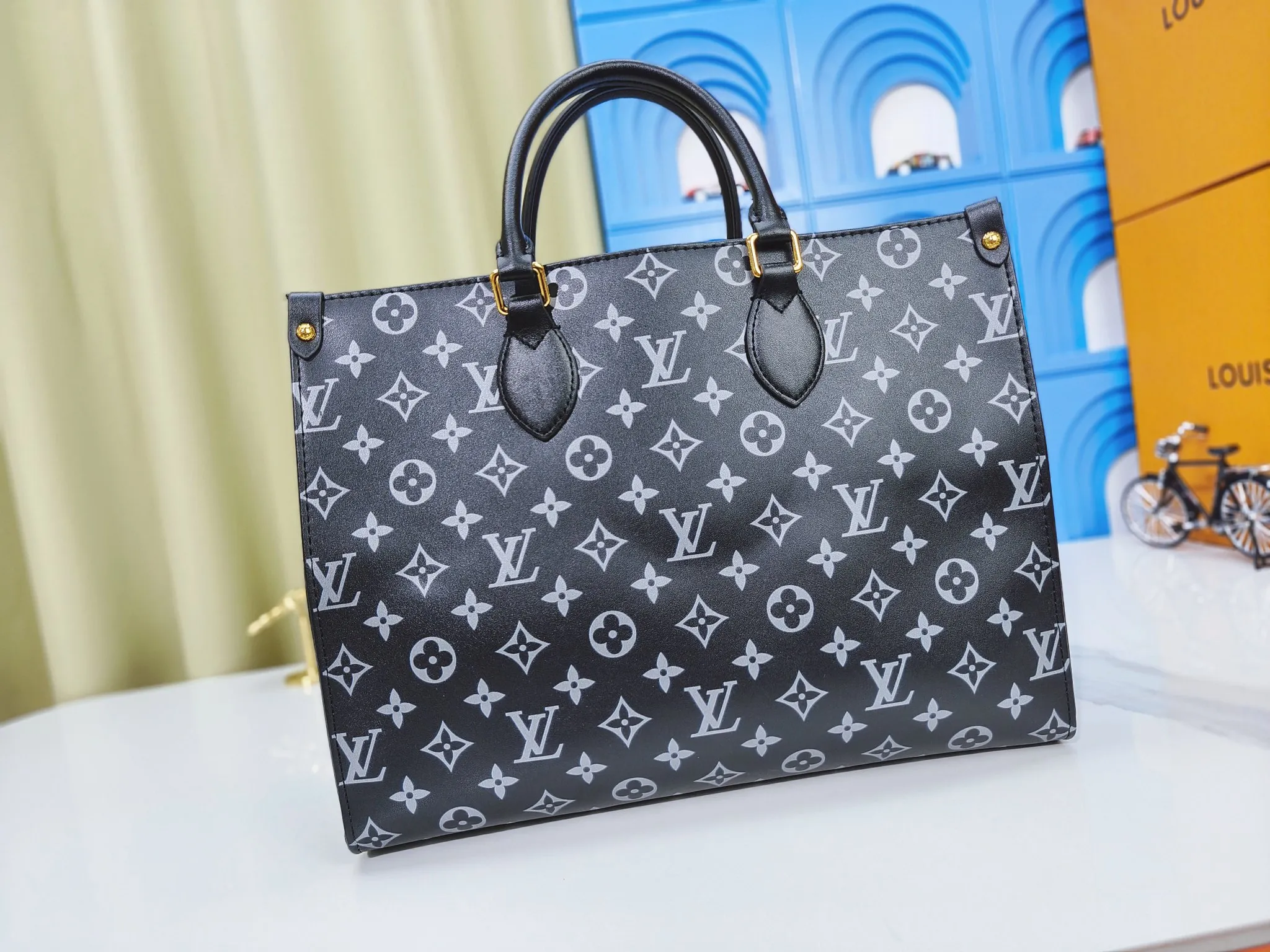💰240💰Upgraded from the original M12465 M12775 M45607 MM45595 M46531 M45495 This Monogram Ink series OnTheGo medium handbag has a matte texture of smooth cow leather, and the rivet tabs on the corners pay tribute to the brand's classic hard box design. The neat interior has a large zipper pocket for storing banknotes and receipts. Dimensions: 35.0 x 27.0 x 14.0 cm (length x height x width)