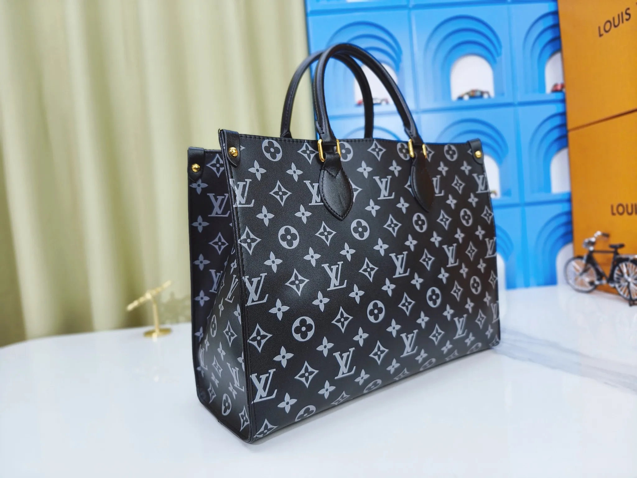 💰240💰Upgraded from the original M12465 M12775 M45607 MM45595 M46531 M45495 This Monogram Ink series OnTheGo medium handbag has a matte texture of smooth cow leather, and the rivet tabs on the corners pay tribute to the brand's classic hard box design. The neat interior has a large zipper pocket for storing banknotes and receipts. Dimensions: 35.0 x 27.0 x 14.0 cm (length x height x width)