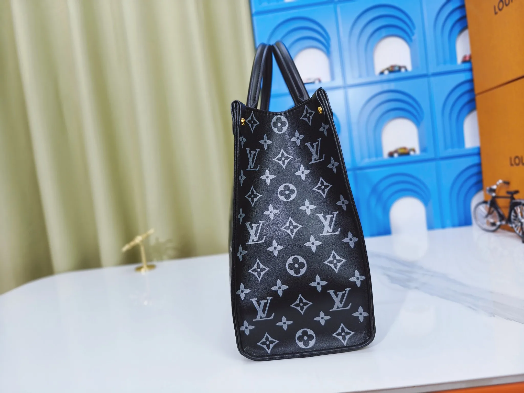 💰240💰Upgraded from the original M12465 M12775 M45607 MM45595 M46531 M45495 This Monogram Ink series OnTheGo medium handbag has a matte texture of smooth cow leather, and the rivet tabs on the corners pay tribute to the brand's classic hard box design. The neat interior has a large zipper pocket for storing banknotes and receipts. Dimensions: 35.0 x 27.0 x 14.0 cm (length x height x width)