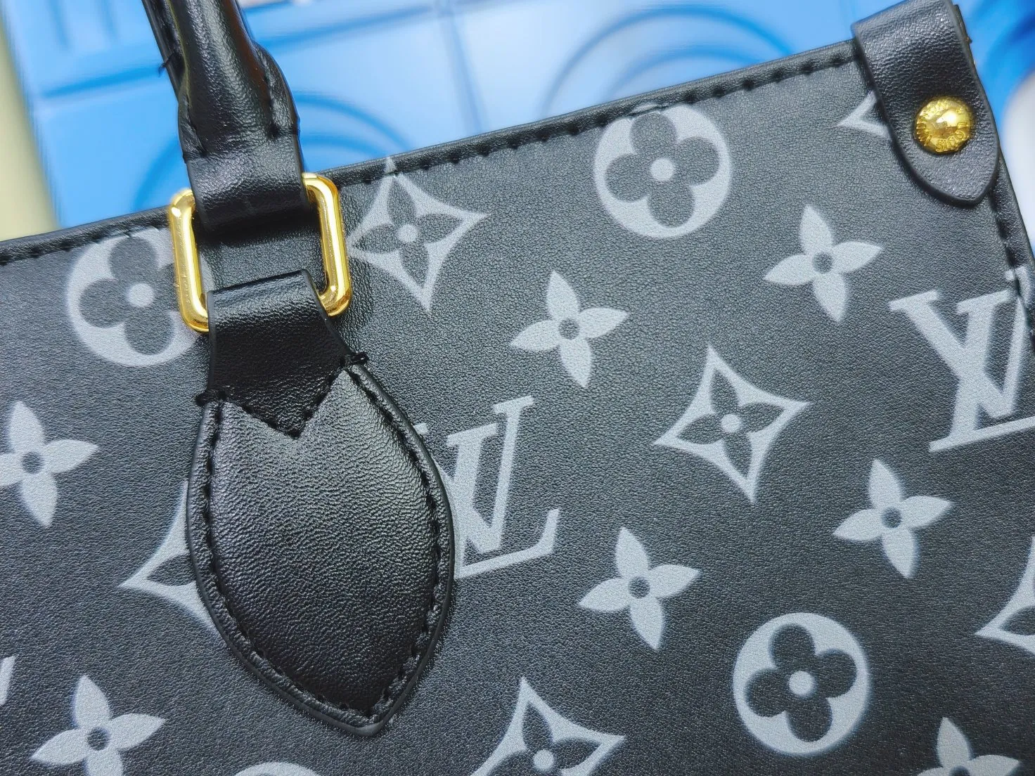 💰240💰Upgraded from the original M12465 M12775 M45607 MM45595 M46531 M45495 This Monogram Ink series OnTheGo medium handbag has a matte texture of smooth cow leather, and the rivet tabs on the corners pay tribute to the brand's classic hard box design. The neat interior has a large zipper pocket for storing banknotes and receipts. Dimensions: 35.0 x 27.0 x 14.0 cm (length x height x width)