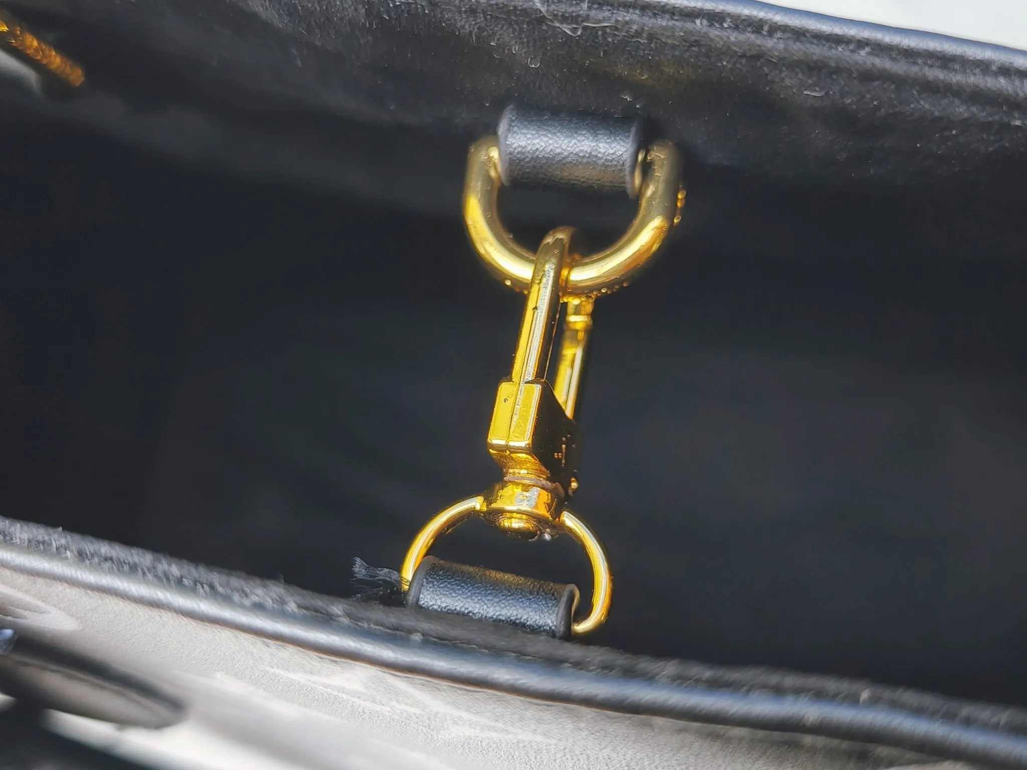💰240💰Upgraded from the original M12465 M12775 M45607 MM45595 M46531 M45495 This Monogram Ink series OnTheGo medium handbag has a matte texture of smooth cow leather, and the rivet tabs on the corners pay tribute to the brand's classic hard box design. The neat interior has a large zipper pocket for storing banknotes and receipts. Dimensions: 35.0 x 27.0 x 14.0 cm (length x height x width)