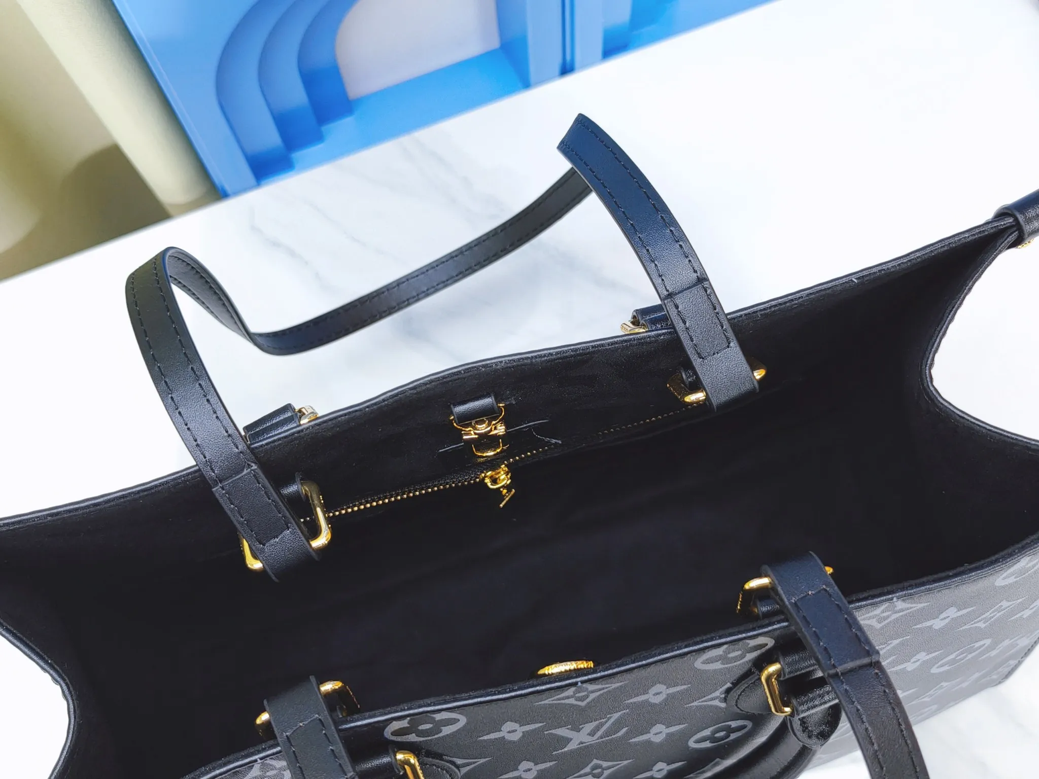 💰240💰Upgraded from the original M12465 M12775 M45607 MM45595 M46531 M45495 This Monogram Ink series OnTheGo medium handbag has a matte texture of smooth cow leather, and the rivet tabs on the corners pay tribute to the brand's classic hard box design. The neat interior has a large zipper pocket for storing banknotes and receipts. Dimensions: 35.0 x 27.0 x 14.0 cm (length x height x width)