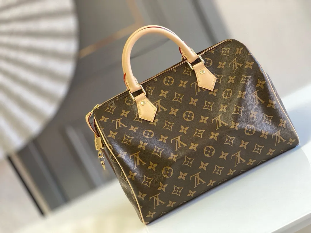 💰760 (strapless model) The top original hand-held strapless model M41526 has a unique shape, leather handle and canvas. No wonder it has become the most popular bag in the world. Originally designed for travelers in 1930 (its name pays homage to the high-speed traffic of the time), the Speedy 30 has become the perfect urban bag - soft, lightweight and classic in size 30/21/17cm