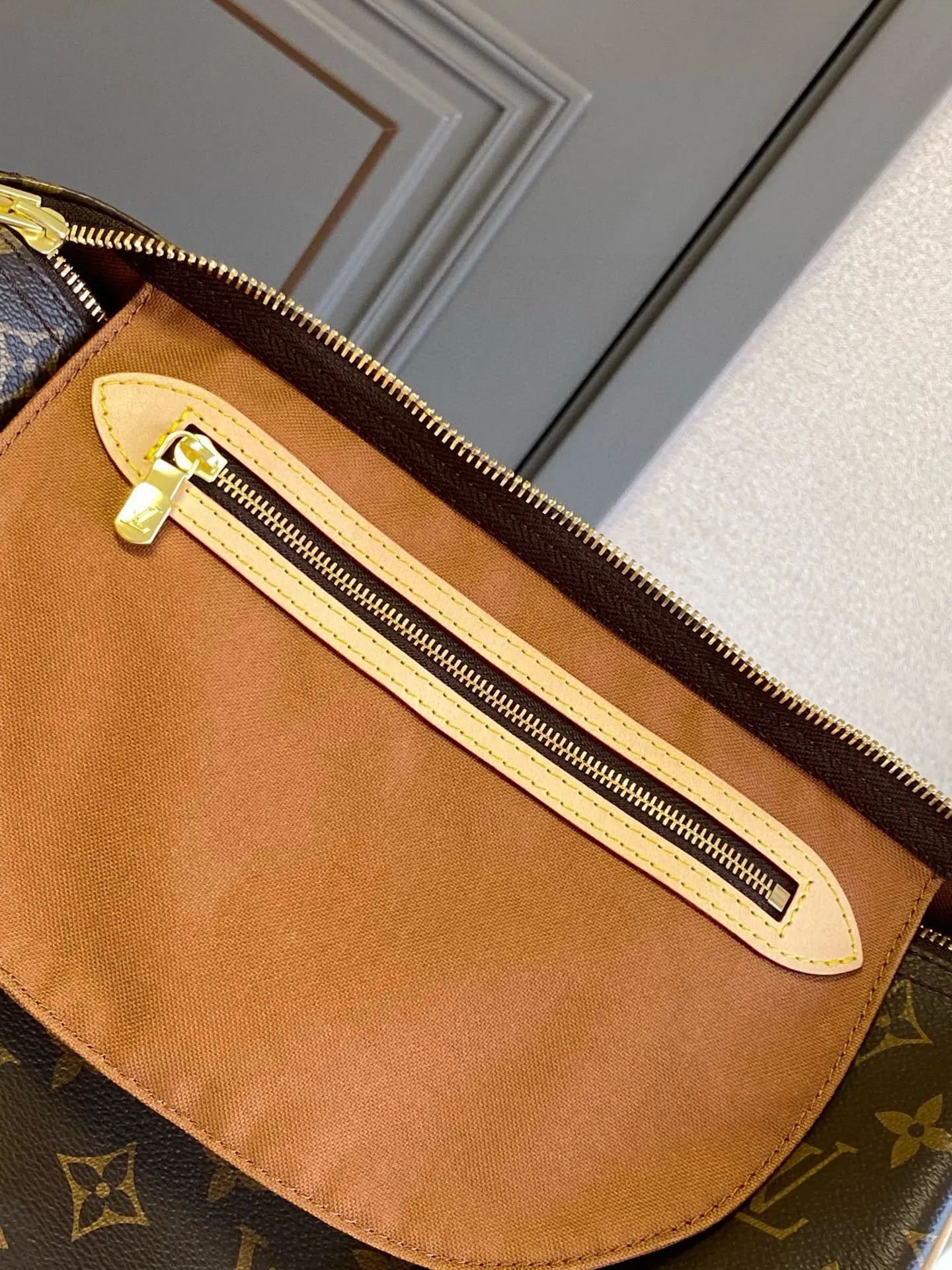 💰760 (strapless model) The top original hand-held strapless model M41526 has a unique shape, leather handle and canvas. No wonder it has become the most popular bag in the world. Originally designed for travelers in 1930 (its name pays homage to the high-speed traffic of the time), the Speedy 30 has become the perfect urban bag - soft, lightweight and classic in size 30/21/17cm