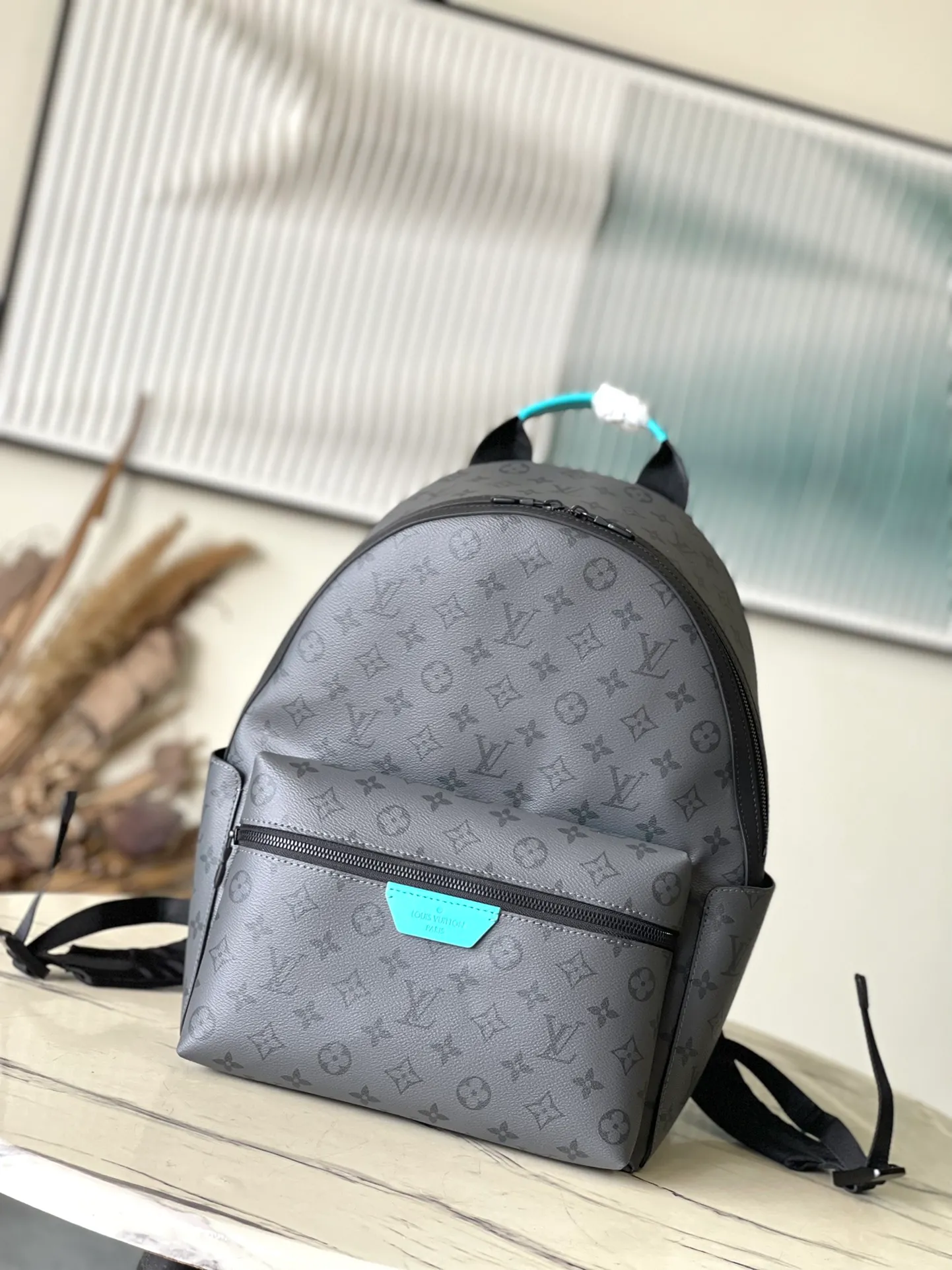 💰1020 Top Original M11641 This Discovery small backpack is made of dark Monogram Eclipse Reverse canvas, and then the leather label, zipper edge and top handle are dip-dyed in bright colors. The zippered front pocket and open side pockets complete the details, making it a perfect choice for everyday carry. Dimensions: 29 × 38 × 20 cm