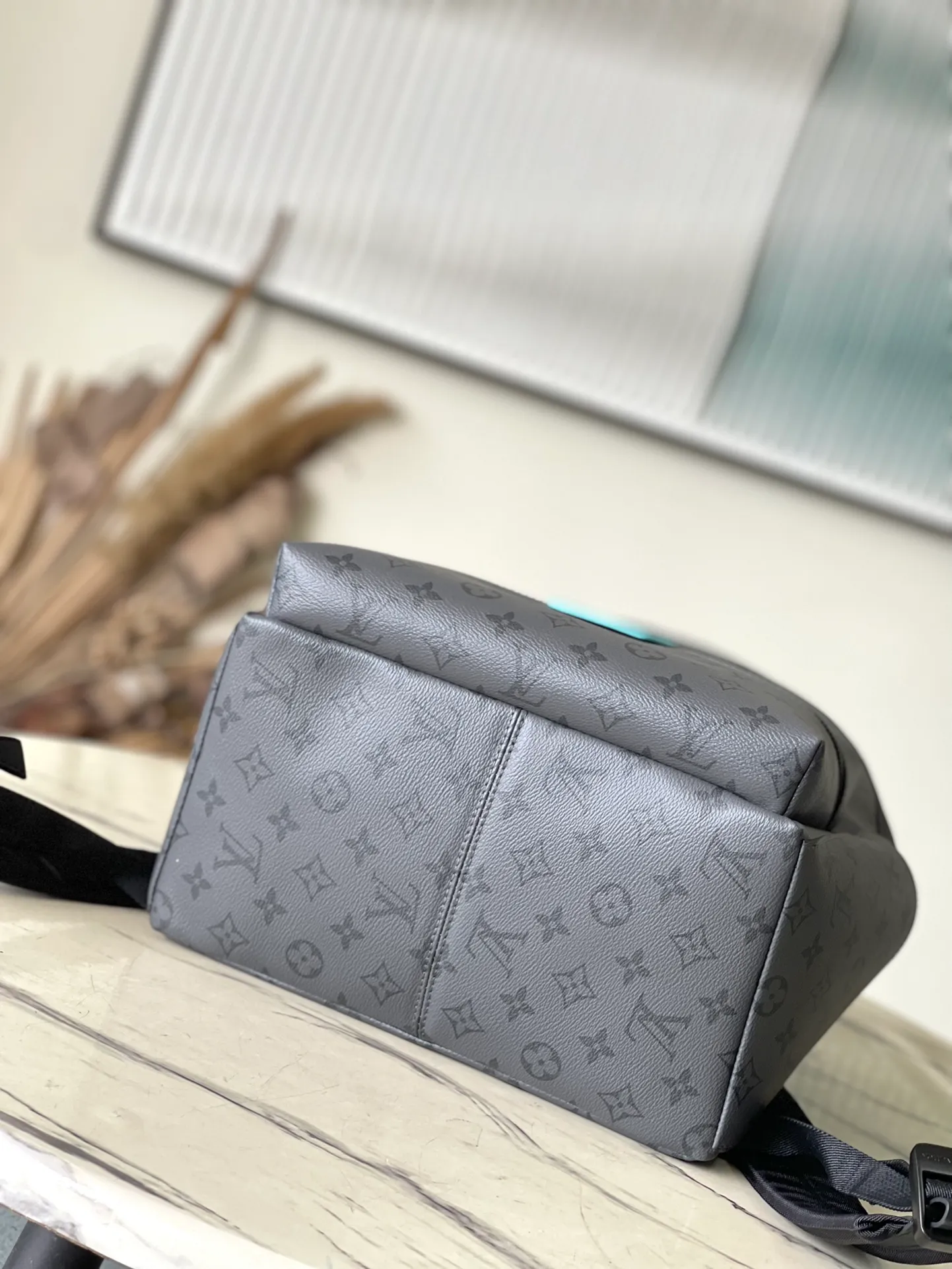 💰1020 Top Original M11641 This Discovery small backpack is made of dark Monogram Eclipse Reverse canvas, and then the leather label, zipper edge and top handle are dip-dyed in bright colors. The zippered front pocket and open side pockets complete the details, making it a perfect choice for everyday carry. Dimensions: 29 × 38 × 20 cm