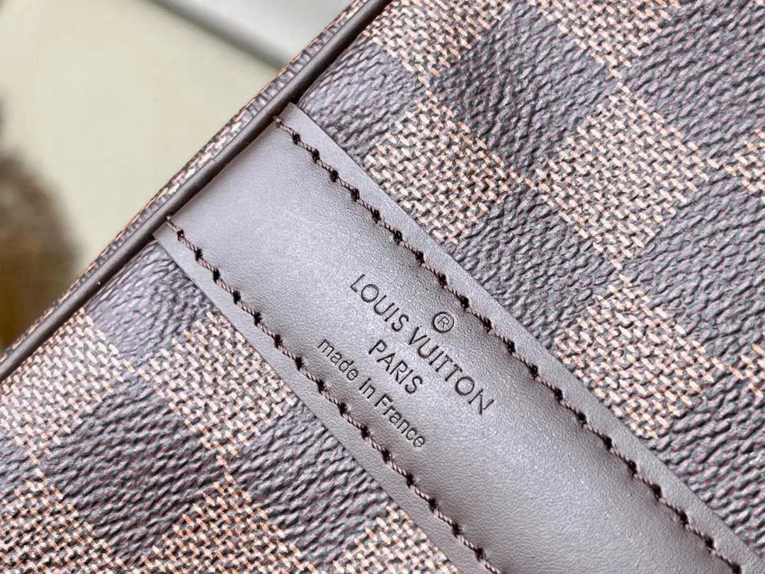 💰1040 (55 size) top original single M41428 coffee grid with spacious capacity and flexible use. Durable, safe and reliable. Fashionable style, mature and stable. Features a secure double zipper and padlock, making it perfect for business or pleasure. Dimensions: 55 × 31 × 26 cm.