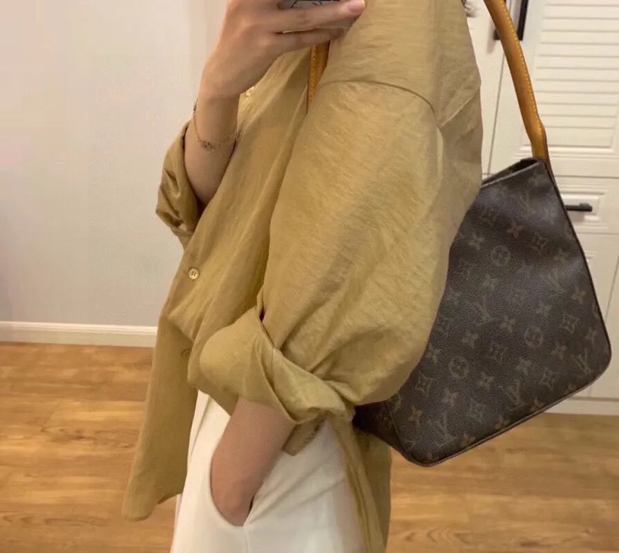Batch 300💰supermodel bella’s same style🔥🔥LV round handle shoulder bag! Exclusive ⛱️delivery wide shoulder strap! 🔥102212# A very attractive and practical bag! ! looping series A rare round handle shoulder bag from Lvjia! Very chic ❤️❤️ The inside is made of brown cloth, so you won’t be afraid of aging no matter how long you store it! The capacity is sufficient. You can recite the style of a big name in minutes. Size: 26 excluding handle