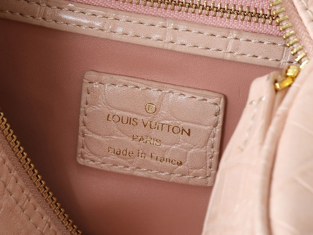 💰300💰Upgraded from the original M89108 M40390 crocodile pattern. This Speedy Bandoulière 25 Monogram Leather handbag is made of soft cow leather and uses the Monogram pattern to reproduce the sophisticated look and feel of the canvas print. Dazzling metal hardware, sheepskin lining and nameplate all reflect Creative Director Pharrell Williams' relentless attention to detail. Dimensions: 25x15x15