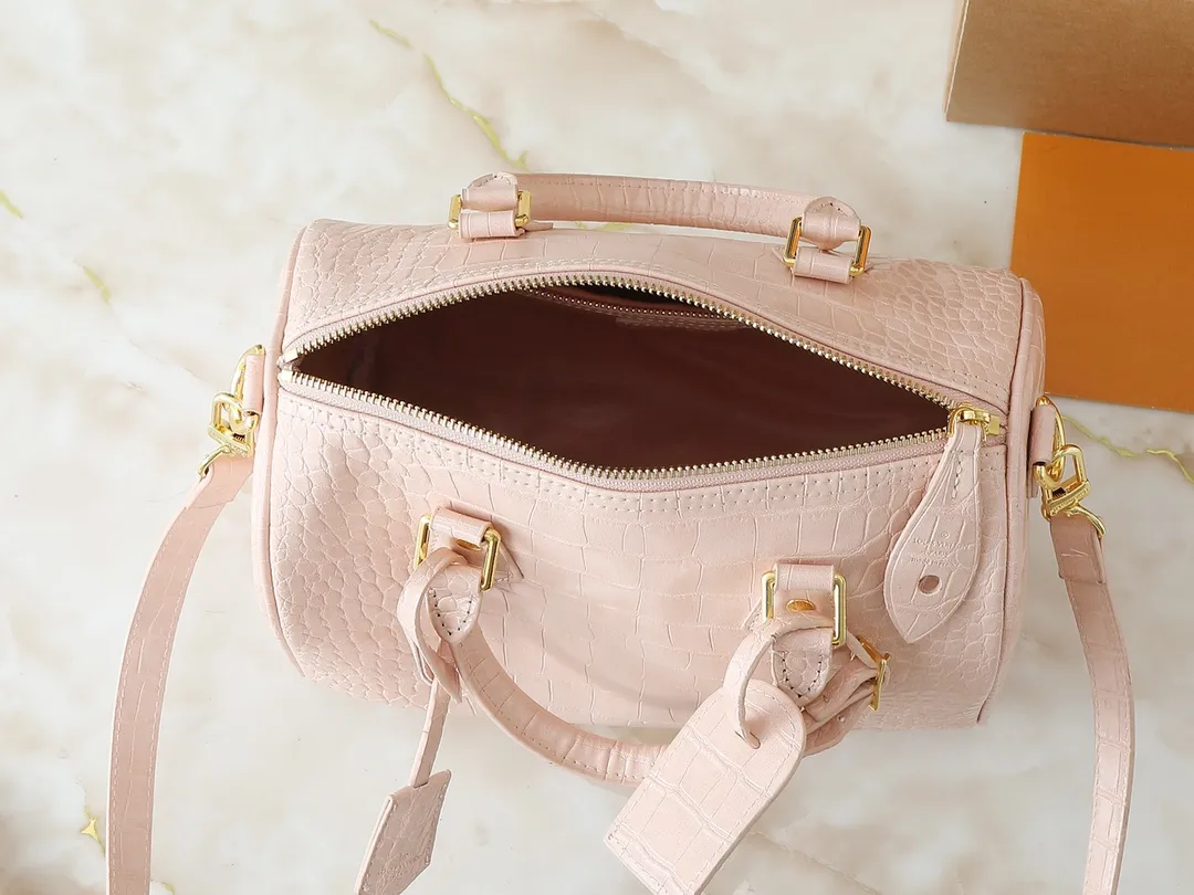 💰300💰Upgraded from the original M89108 M40390 crocodile pattern. This Speedy Bandoulière 25 Monogram Leather handbag is made of soft cow leather and uses the Monogram pattern to reproduce the sophisticated look and feel of the canvas print. Dazzling metal hardware, sheepskin lining and nameplate all reflect Creative Director Pharrell Williams' relentless attention to detail. Dimensions: 25x15x15