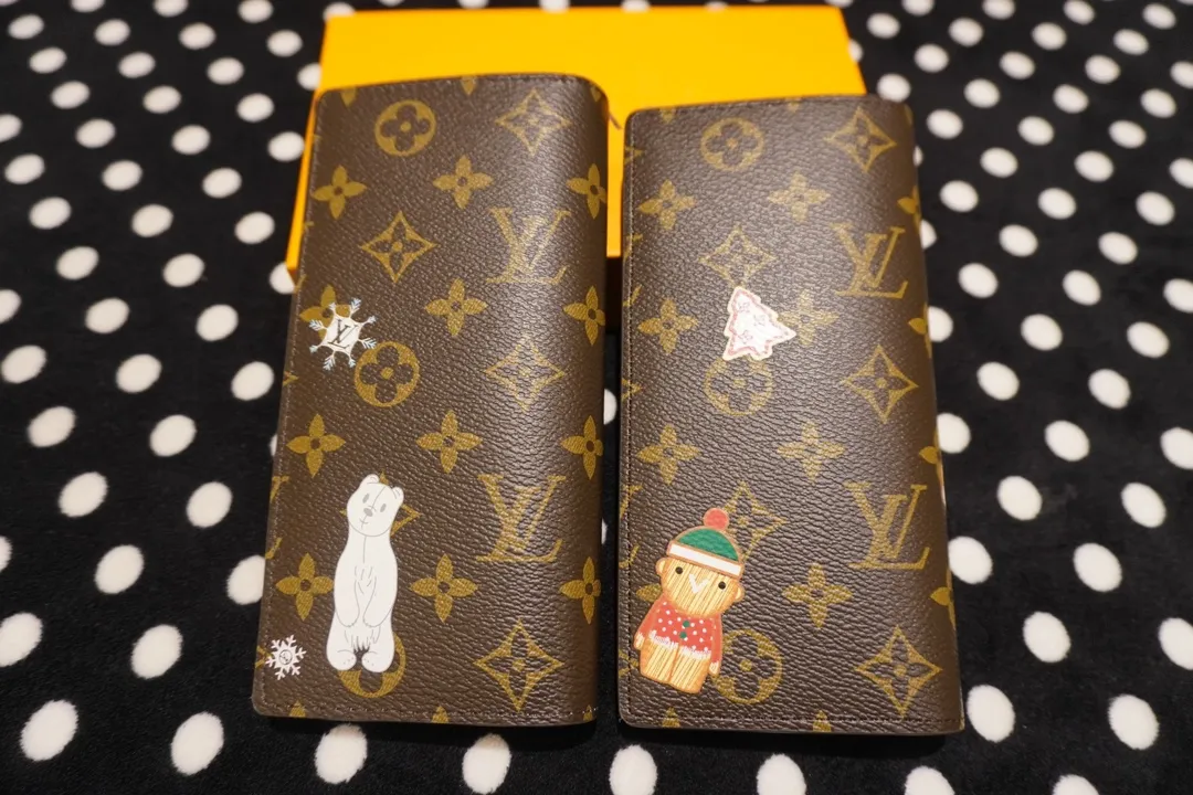 P150 62665, model number 12205 This LV Charms card holder is from the SnowShow series, incorporating smooth leather trim and festive graphics into the iconic Monogram canvas. The brand mascot Vivienne’s pet dog Petula lives in a corner, and Vivienne decorations and LV flowers complete the exquisite design. Dimensions 19x10x2