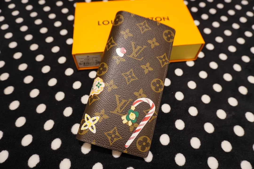 P150 62665, model number 12205 This LV Charms card holder is from the SnowShow series, incorporating smooth leather trim and festive graphics into the iconic Monogram canvas. The brand mascot Vivienne’s pet dog Petula lives in a corner, and Vivienne decorations and LV flowers complete the exquisite design. Dimensions 19x10x2