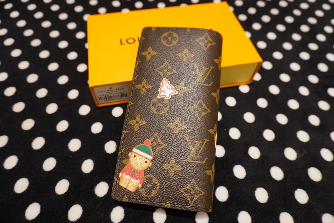 P150 62665, model number 12205 This LV Charms card holder is from the SnowShow series, incorporating smooth leather trim and festive graphics into the iconic Monogram canvas. The brand mascot Vivienne’s pet dog Petula lives in a corner, and Vivienne decorations and LV flowers complete the exquisite design. Dimensions 19x10x2