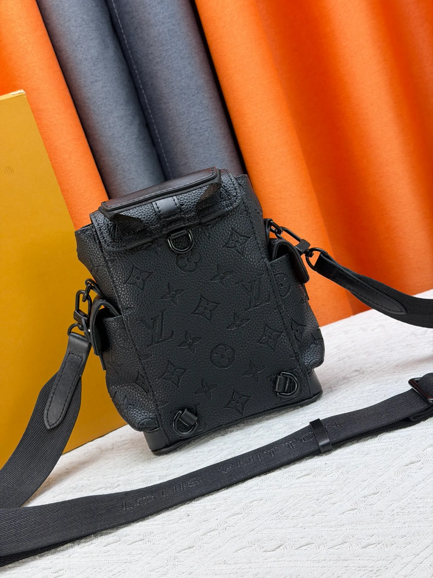 P220 Upgraded original version M82769 This Nano Christopher handbag cleverly condenses the essence of Louis Vuitton's classic Christopher backpack. The black floral black leather hijab backpack and shoulder bag oo[handshake][handshake] exquisitely reproduces the side pockets, spring buckle opening and closing and buckle details. The detachable shoulder strap and D-ring add cross-body wear or can be worn as a shoulder bag. Dimensions: 14 x 19 x 6 cm (length x height x width)