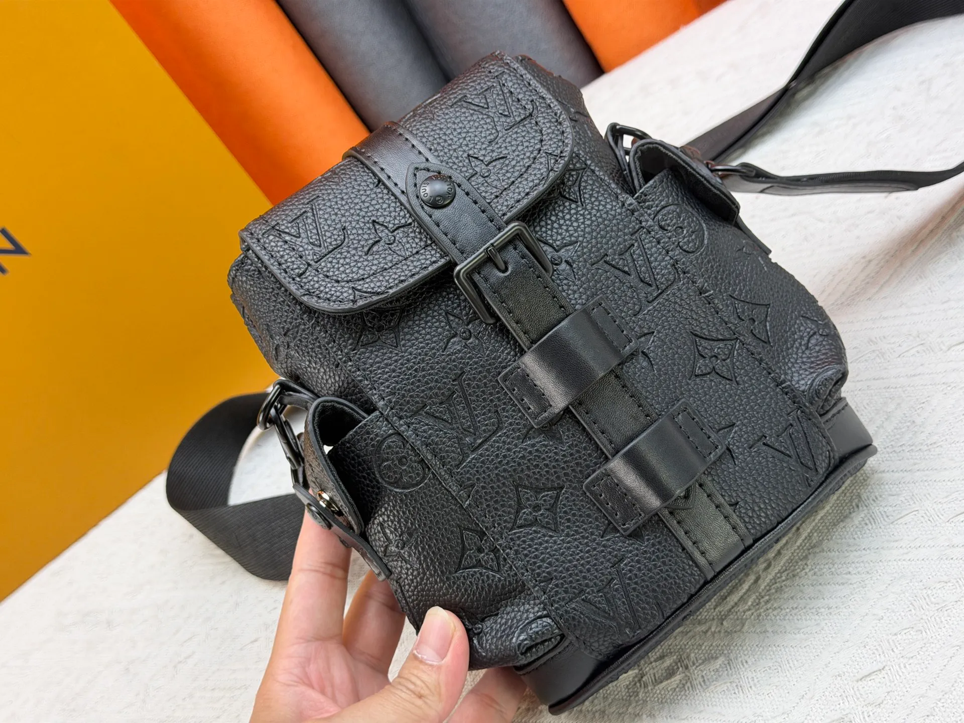 P220 Upgraded original version M82769 This Nano Christopher handbag cleverly condenses the essence of Louis Vuitton's classic Christopher backpack. The black floral black leather hijab backpack and shoulder bag oo[handshake][handshake] exquisitely reproduces the side pockets, spring buckle opening and closing and buckle details. The detachable shoulder strap and D-ring add cross-body wear or can be worn as a shoulder bag. Dimensions: 14 x 19 x 6 cm (length x height x width)