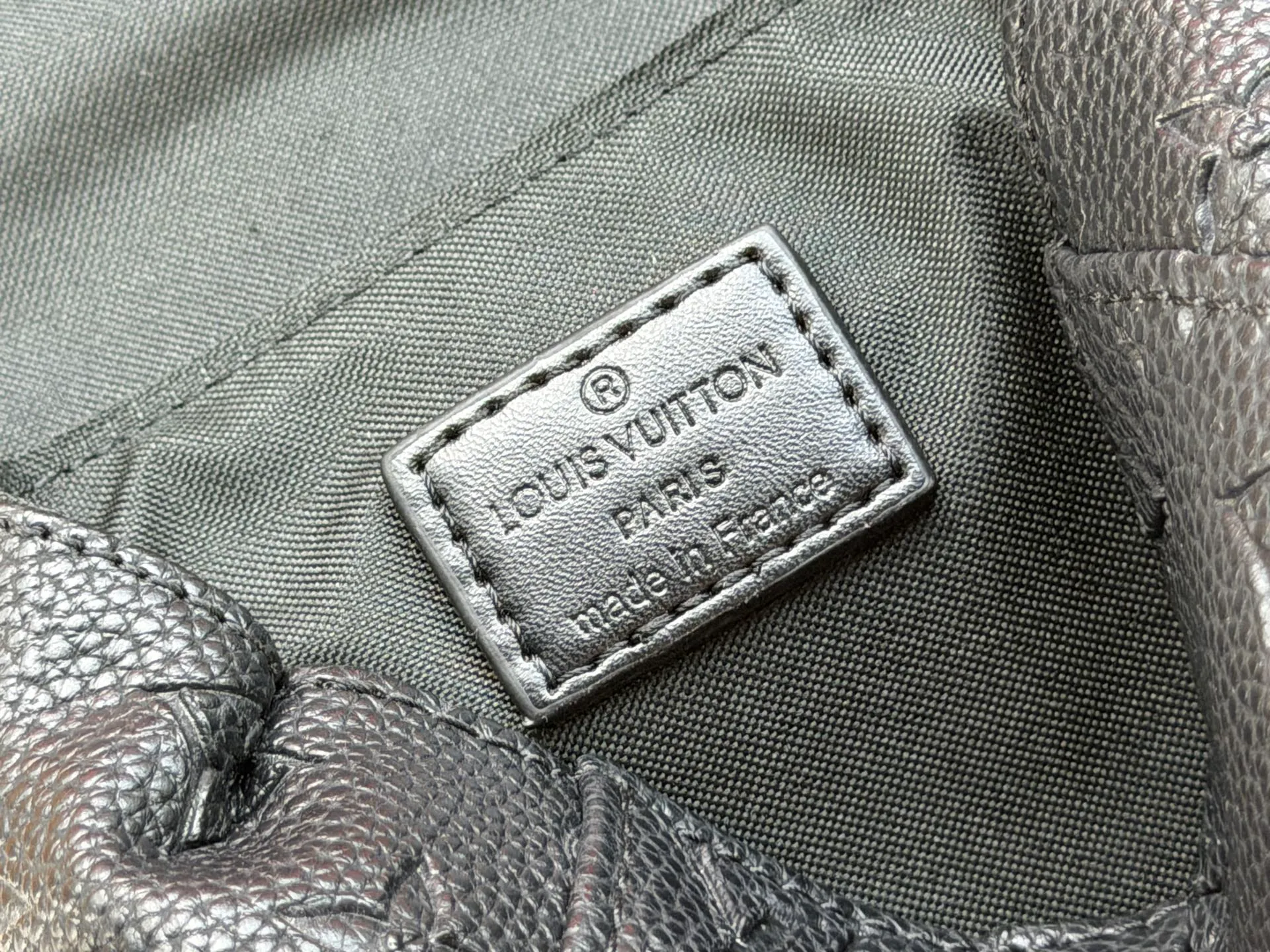 P220 Upgraded original version M82769 This Nano Christopher handbag cleverly condenses the essence of Louis Vuitton's classic Christopher backpack. The black floral black leather hijab backpack and shoulder bag oo[handshake][handshake] exquisitely reproduces the side pockets, spring buckle opening and closing and buckle details. The detachable shoulder strap and D-ring add cross-body wear or can be worn as a shoulder bag. Dimensions: 14 x 19 x 6 cm (length x height x width)