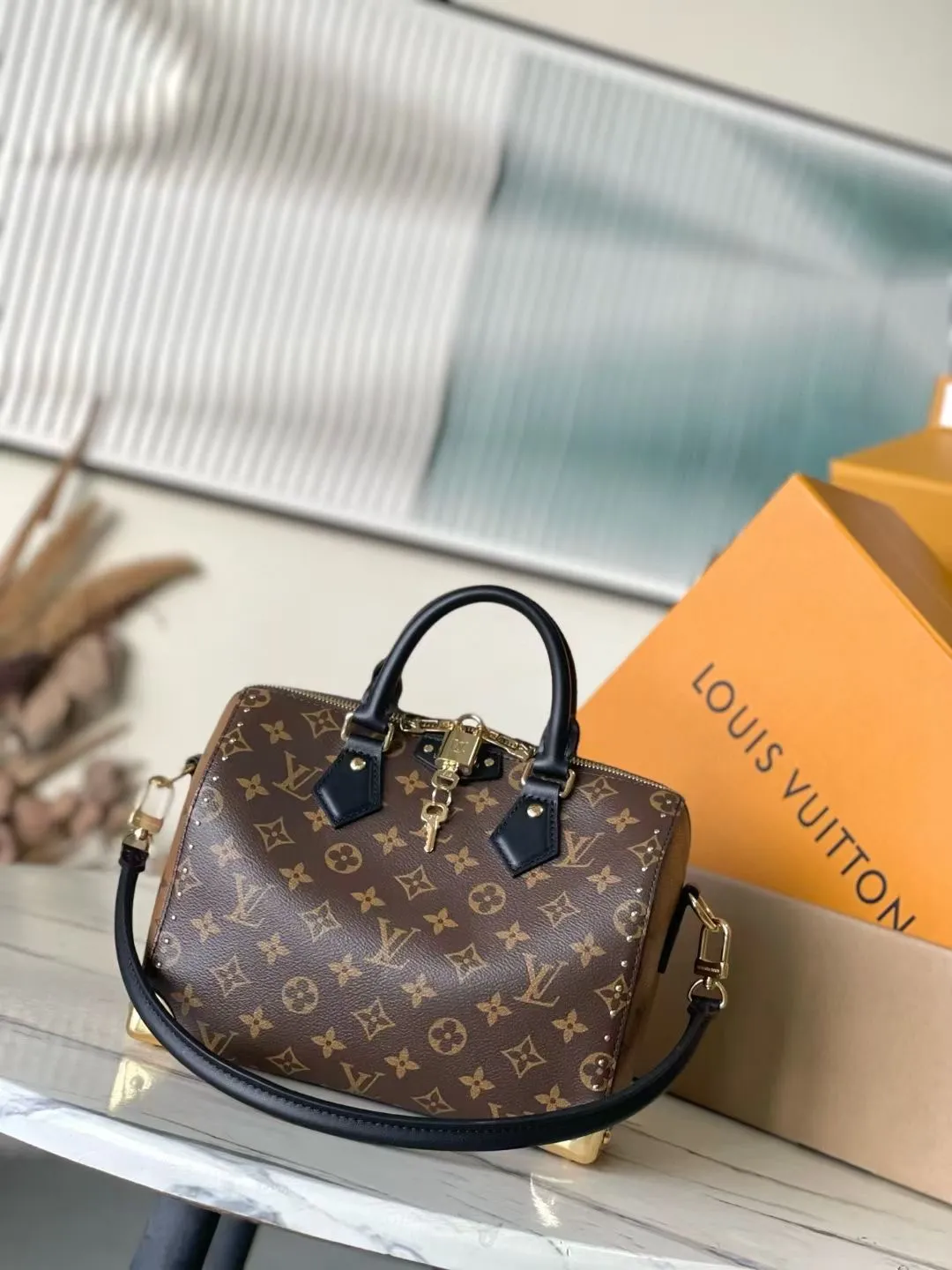 💰1020 The top original M26181 Trunk series welcomes this new Speedy 25, which pays tribute to the brand’s genes through brand archive elements such as Monogram classic patterns and suitcase-inspired details. Made of canvas material with cow leather trim and embellished with metal parts, it shows exquisite craftsmanship. The elegant yet modern design can be carried by hand or on one shoulder, making it suitable for a variety of occasions. Dimensions: 27 × 20 × 15 cm