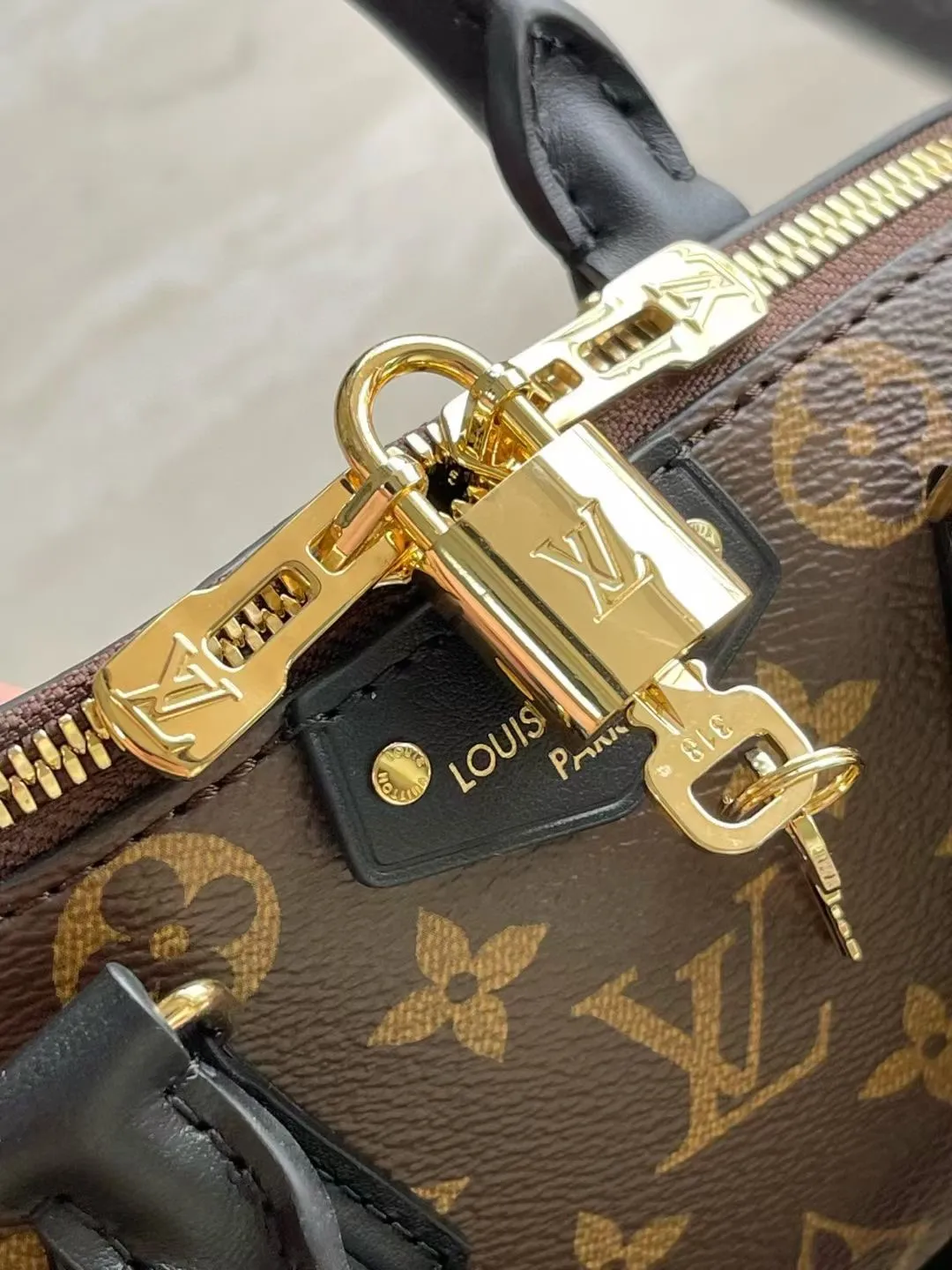 💰1020 The top original M26181 Trunk series welcomes this new Speedy 25, which pays tribute to the brand’s genes through brand archive elements such as Monogram classic patterns and suitcase-inspired details. Made of canvas material with cow leather trim and embellished with metal parts, it shows exquisite craftsmanship. The elegant yet modern design can be carried by hand or on one shoulder, making it suitable for a variety of occasions. Dimensions: 27 × 20 × 15 cm