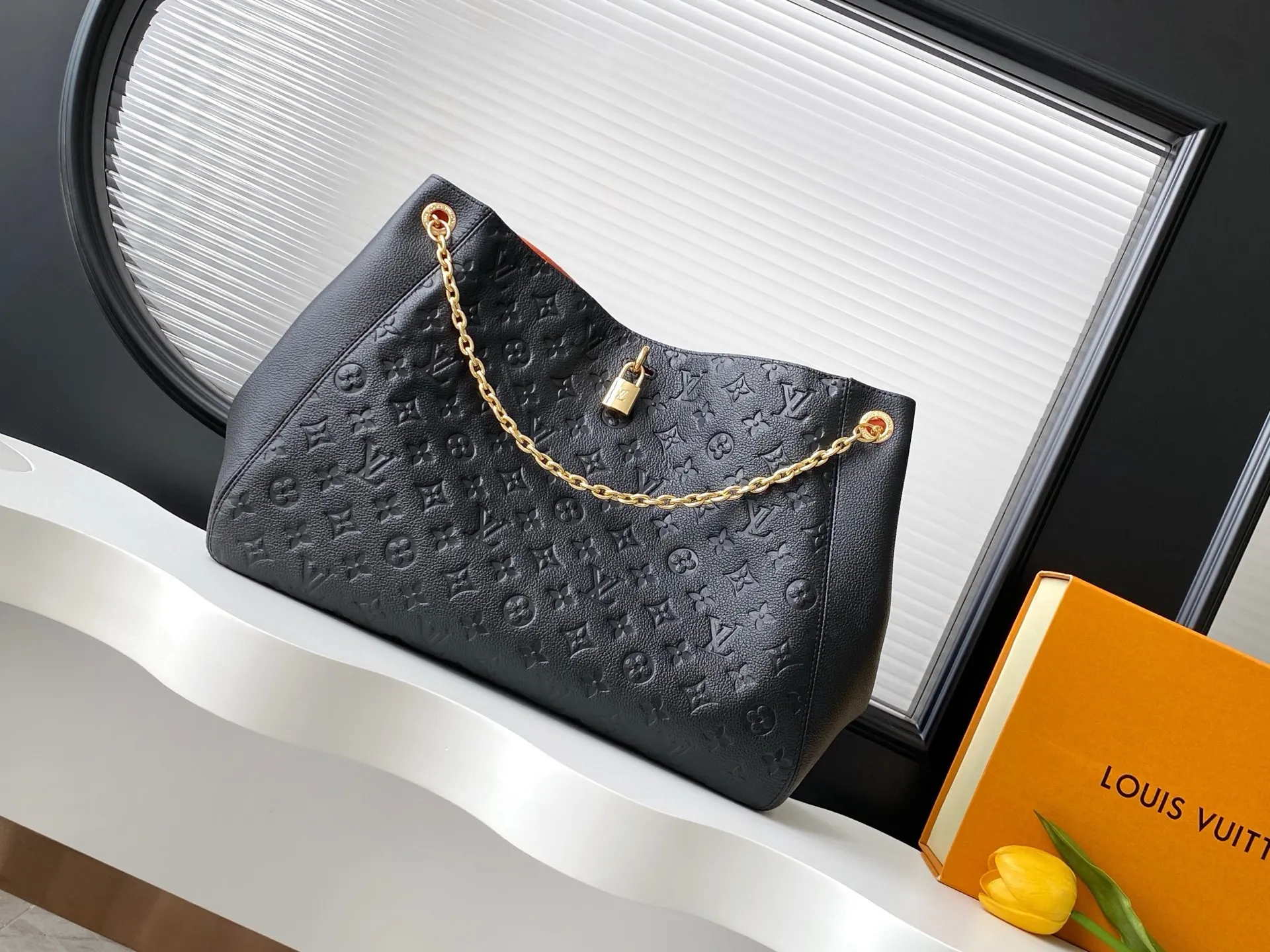 💰1100 (top-grain leather) top original single dynamic 163c01 chip top original single enhanced version】M14234 This Anytime medium handbag traces back to the Promenade handbag that was born in 1988, making it a good choice for daily commuting and weekend travel. The Monogram Empreinte leather bag is embellished with shiny metal hardware, and the LV padlock can be hung from the sliding chain shoulder strap, making it easy to explore a variety of styling possibilities and carrying methods.  27 cm