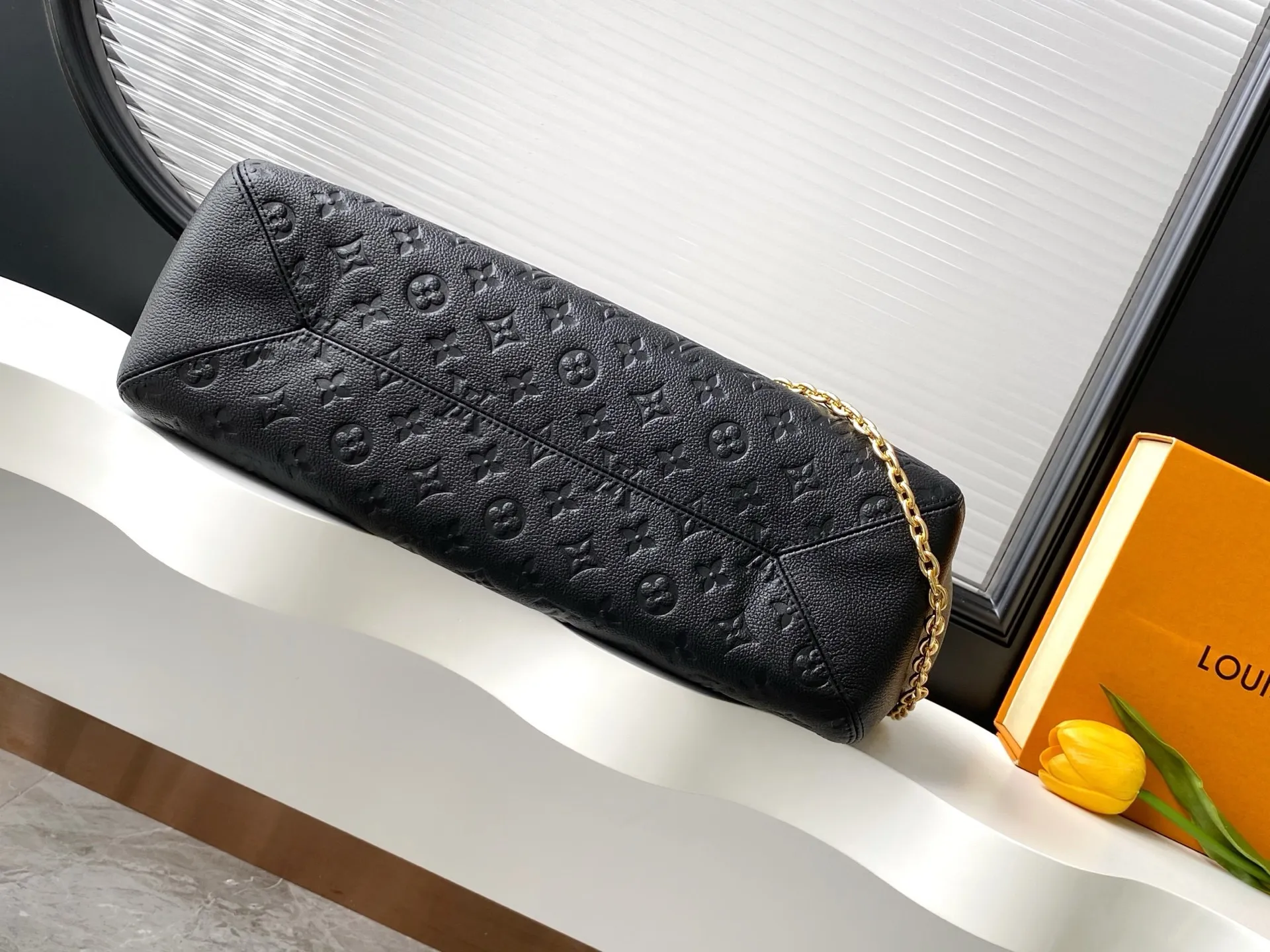 💰1100 (top-grain leather) top original single dynamic 163c01 chip top original single enhanced version】M14234 This Anytime medium handbag traces back to the Promenade handbag that was born in 1988, making it a good choice for daily commuting and weekend travel. The Monogram Empreinte leather bag is embellished with shiny metal hardware, and the LV padlock can be hung from the sliding chain shoulder strap, making it easy to explore a variety of styling possibilities and carrying methods.  27 cm