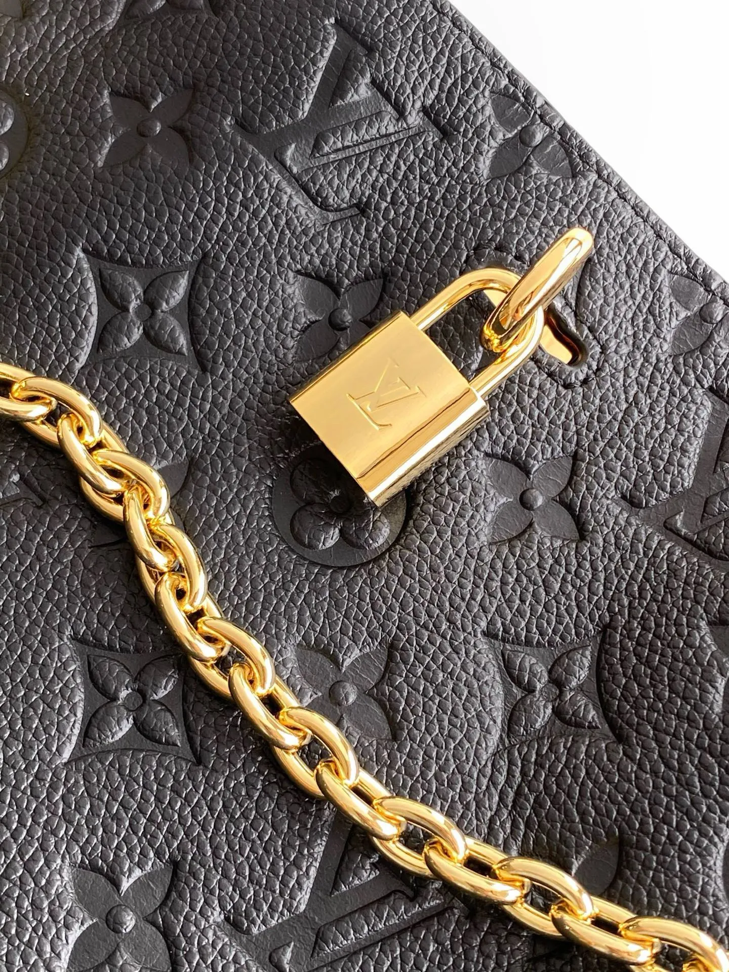 💰1100 (top-grain leather) top original single dynamic 163c01 chip top original single enhanced version】M14234 This Anytime medium handbag traces back to the Promenade handbag that was born in 1988, making it a good choice for daily commuting and weekend travel. The Monogram Empreinte leather bag is embellished with shiny metal hardware, and the LV padlock can be hung from the sliding chain shoulder strap, making it easy to explore a variety of styling possibilities and carrying methods.  27 cm