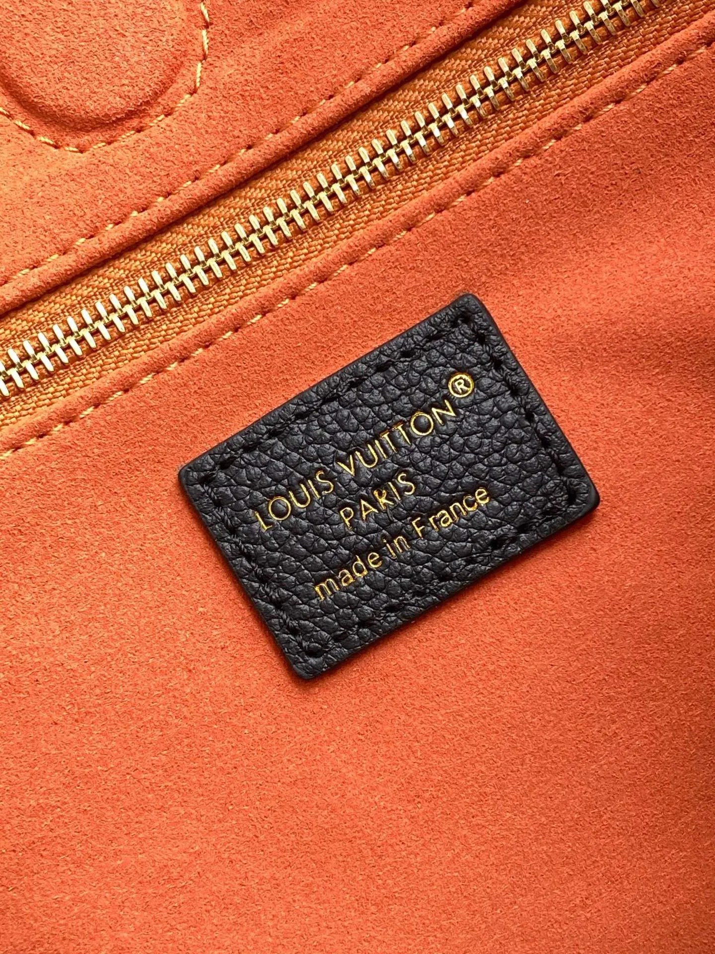 💰1100 (top-grain leather) top original single dynamic 163c01 chip top original single enhanced version】M14234 This Anytime medium handbag traces back to the Promenade handbag that was born in 1988, making it a good choice for daily commuting and weekend travel. The Monogram Empreinte leather bag is embellished with shiny metal hardware, and the LV padlock can be hung from the sliding chain shoulder strap, making it easy to explore a variety of styling possibilities and carrying methods.  27 cm