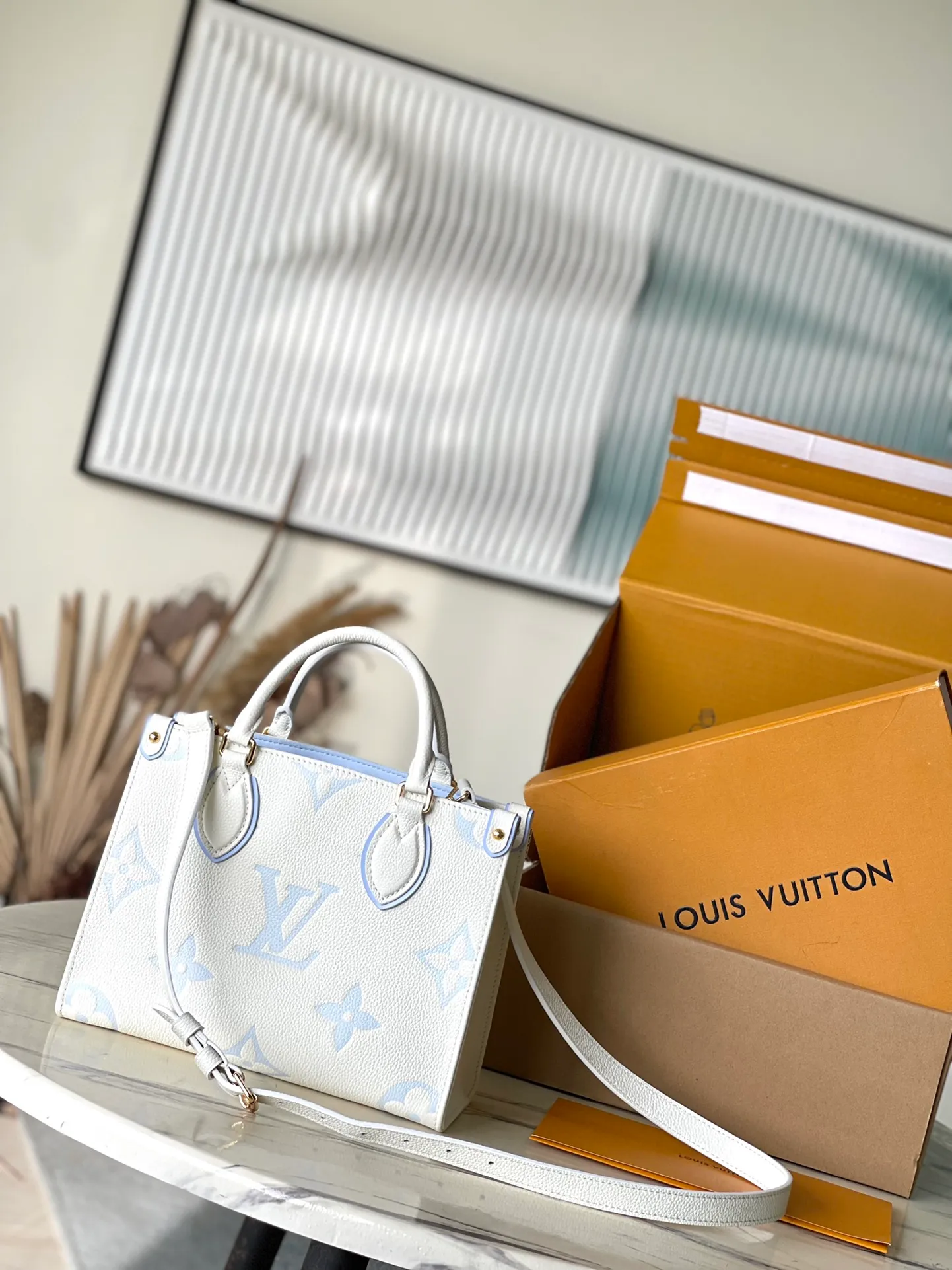💰1040 (top layer leather) top original order M46833 milk white blue supports counter inspection. The photos taken of duty-free goods are consistent with the product without unpacking. This product is an exclusive duty-free product in the market and is the highest-end product. Inspection is supported. This product has passed strict inspection and is flawless. Please wear gloves when touching the product. This product is not returnable or exchangeable. Please confirm the product first and then remove the label on the handle. This product is temporarily not open to the public, only regular customers, and is in short supply. Dimensions: 25 x 19 x 11.5 cm