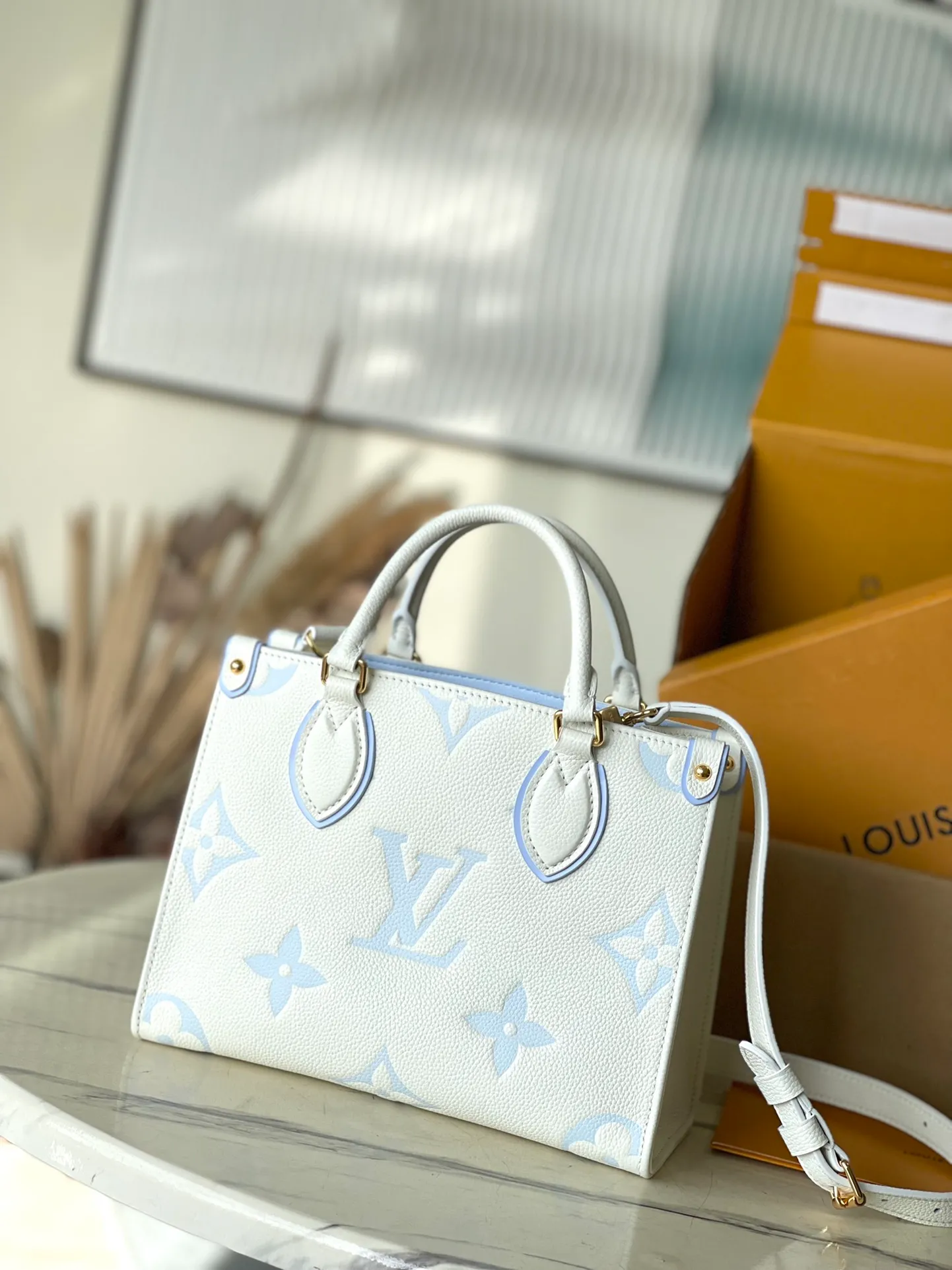 💰1040 (top layer leather) top original order M46833 milk white blue supports counter inspection. The photos taken of duty-free goods are consistent with the product without unpacking. This product is an exclusive duty-free product in the market and is the highest-end product. Inspection is supported. This product has passed strict inspection and is flawless. Please wear gloves when touching the product. This product is not returnable or exchangeable. Please confirm the product first and then remove the label on the handle. This product is temporarily not open to the public, only regular customers, and is in short supply. Dimensions: 25 x 19 x 11.5 cm