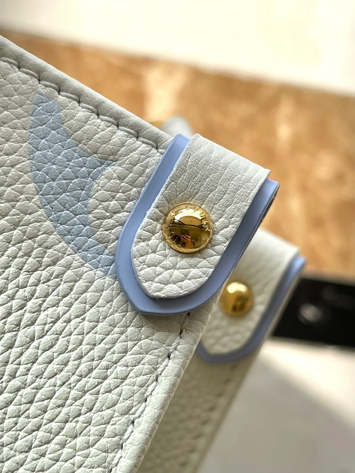 💰1040 (top layer leather) top original order M46833 milk white blue supports counter inspection. The photos taken of duty-free goods are consistent with the product without unpacking. This product is an exclusive duty-free product in the market and is the highest-end product. Inspection is supported. This product has passed strict inspection and is flawless. Please wear gloves when touching the product. This product is not returnable or exchangeable. Please confirm the product first and then remove the label on the handle. This product is temporarily not open to the public, only regular customers, and is in short supply. Dimensions: 25 x 19 x 11.5 cm