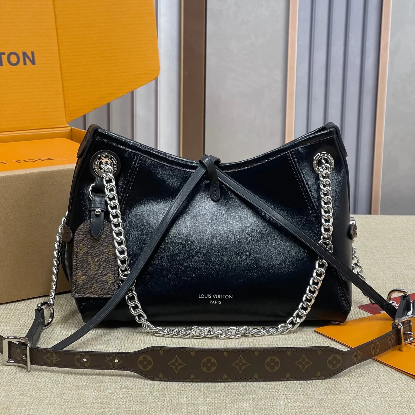 [Upgraded version] P520¥ New counter model·Upgraded version·High quality·With gift box🎁Packaging😘Model M12888 This CarryAll BB handbag is made of Monogram waxed leather and canvas, and is decorated with Monogram flowers on the dazzling chain, lighting up day and night occasions with a trendy look. A leather name tag complements the lace-up closure, and an interior zippered pocket provides easy access to your credit cards. 17 x 10 x 26 cm (height x width x length)
