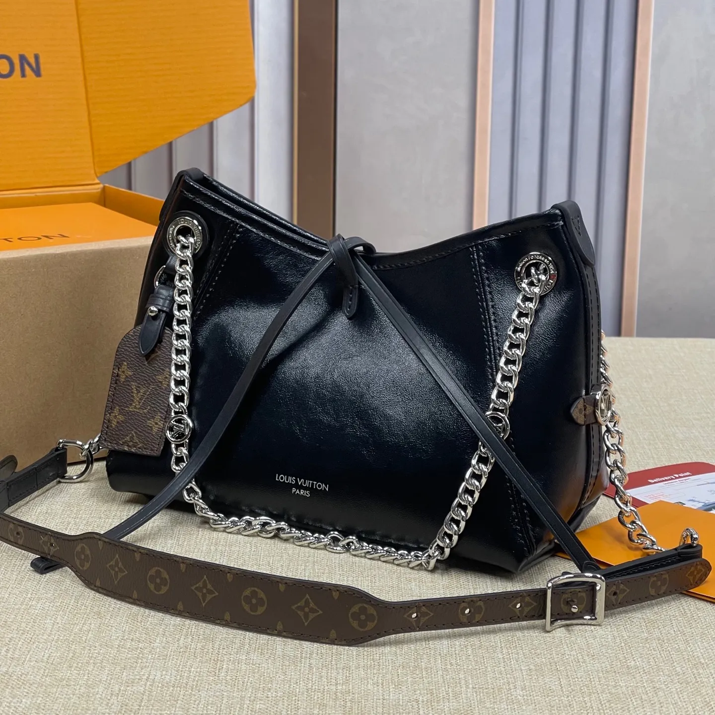 [Upgraded version] P520¥ New counter model·Upgraded version·High quality·With gift box🎁Packaging😘Model M12888 This CarryAll BB handbag is made of Monogram waxed leather and canvas, and is decorated with Monogram flowers on the dazzling chain, lighting up day and night occasions with a trendy look. A leather name tag complements the lace-up closure, and an interior zippered pocket provides easy access to your credit cards. 17 x 10 x 26 cm (height x width x length)